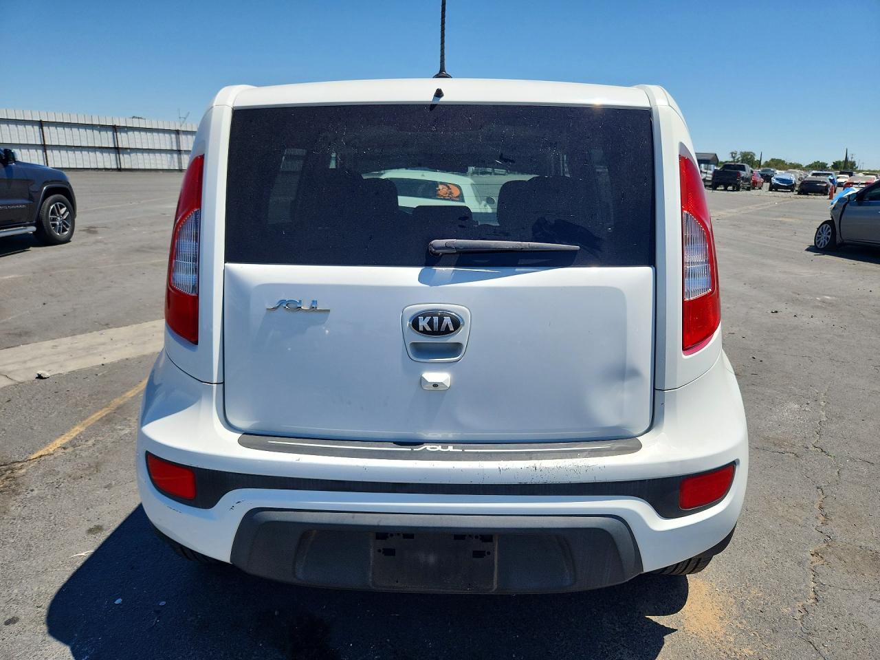 2013 Kia Soul + White vin: KNDJT2A65D7754745