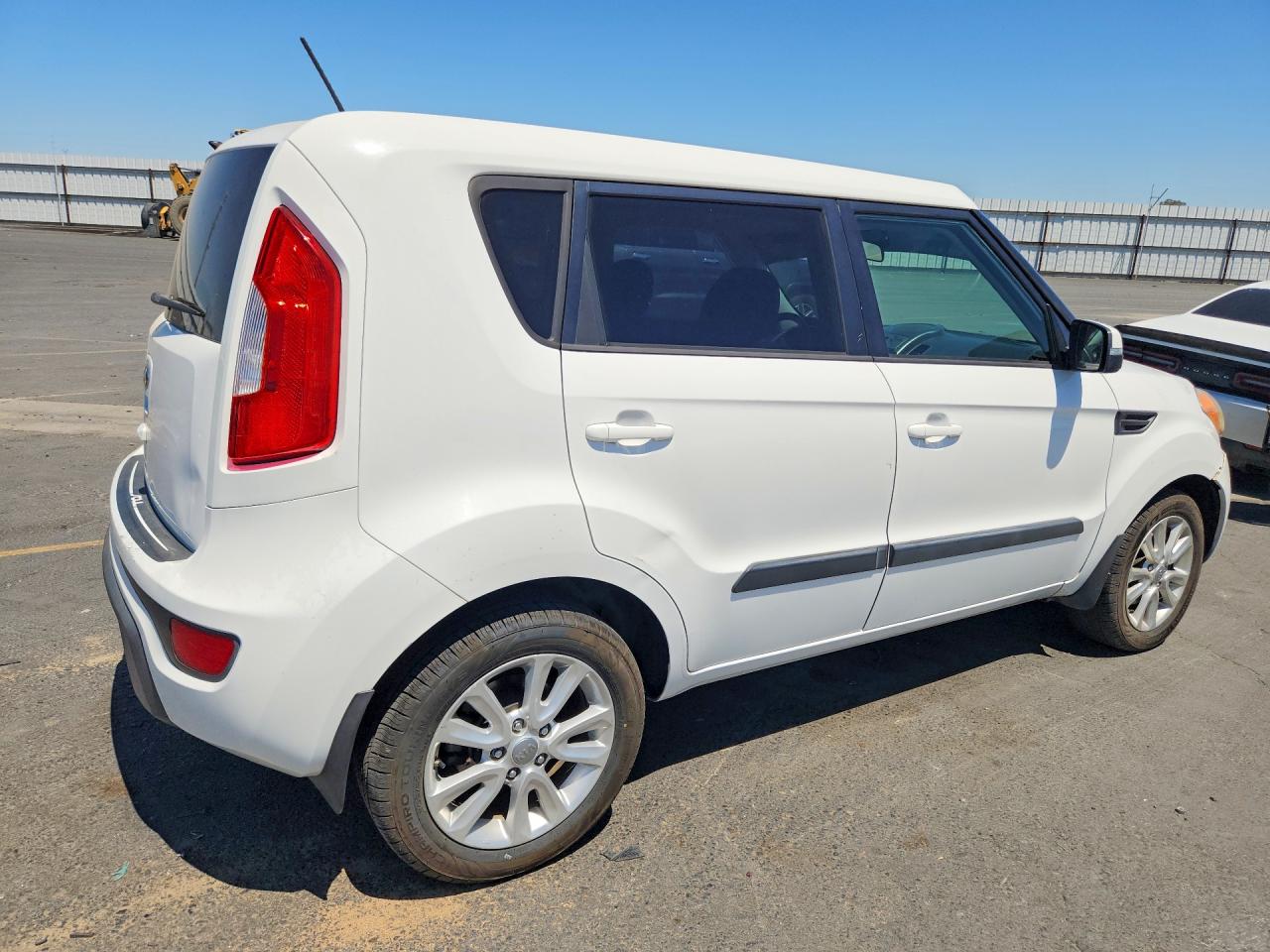 2013 Kia Soul + White vin: KNDJT2A65D7754745