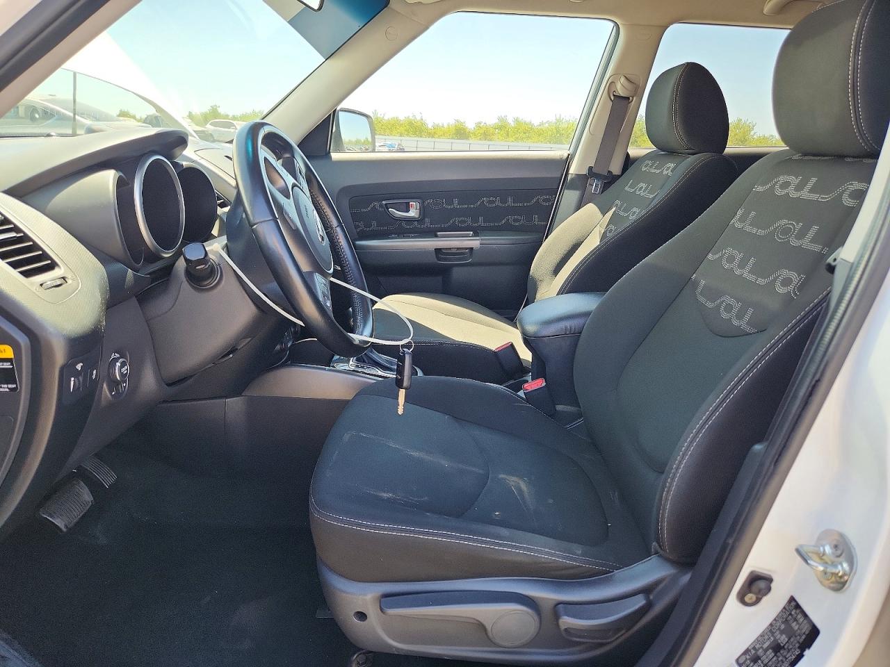 2013 Kia Soul + White vin: KNDJT2A65D7754745