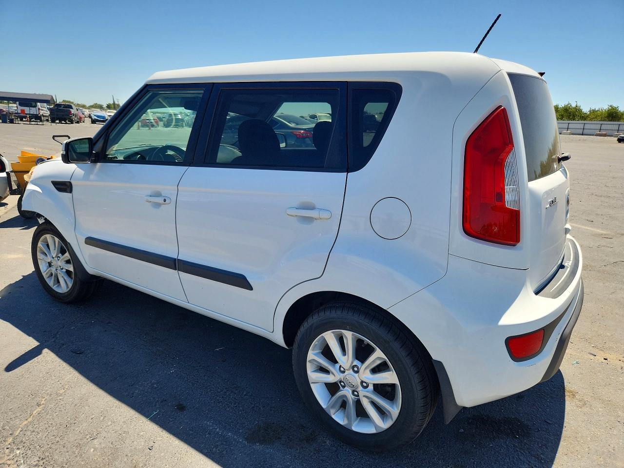 2013 Kia Soul + White vin: KNDJT2A65D7754745