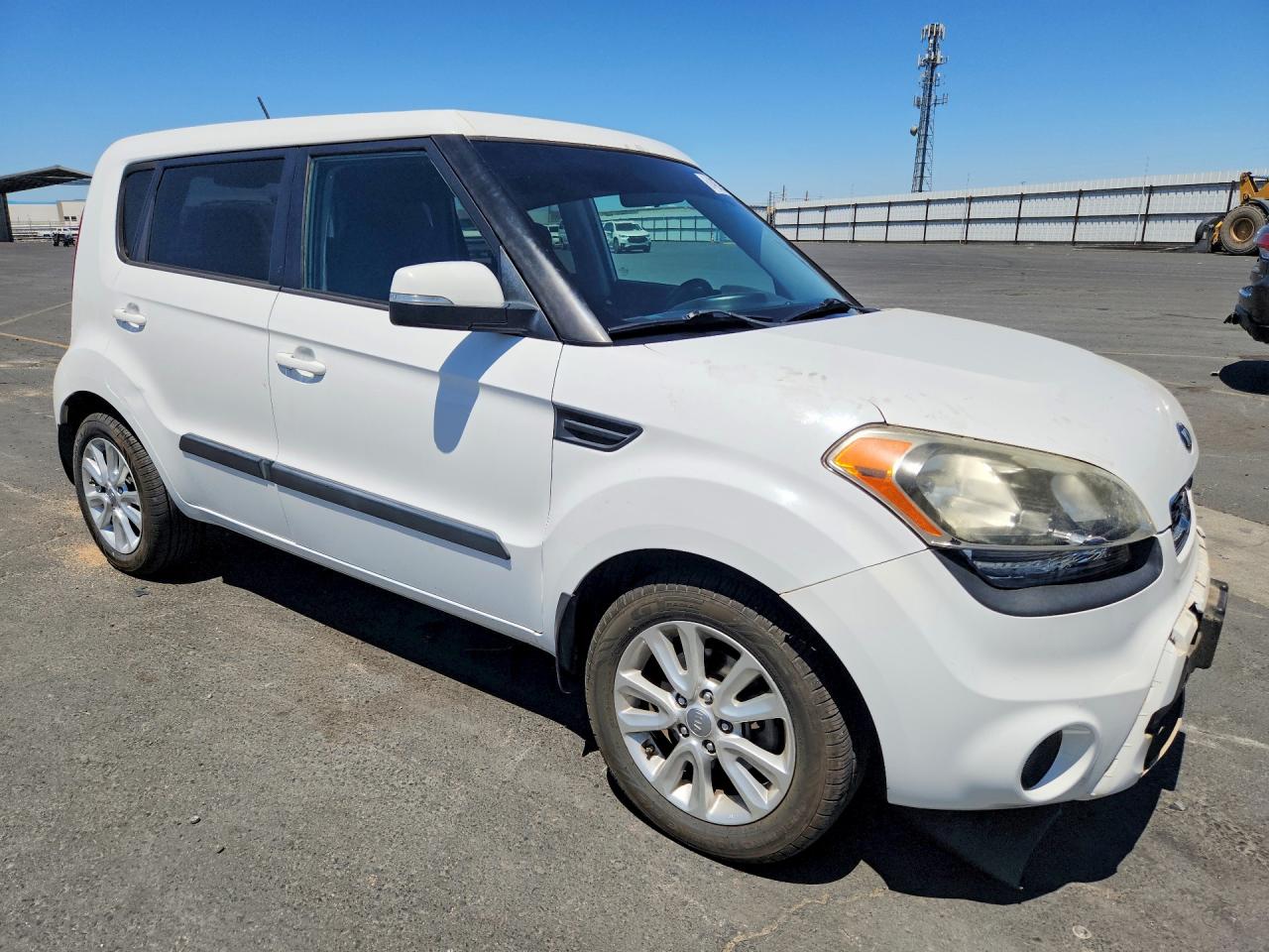 2013 Kia Soul + White vin: KNDJT2A65D7754745