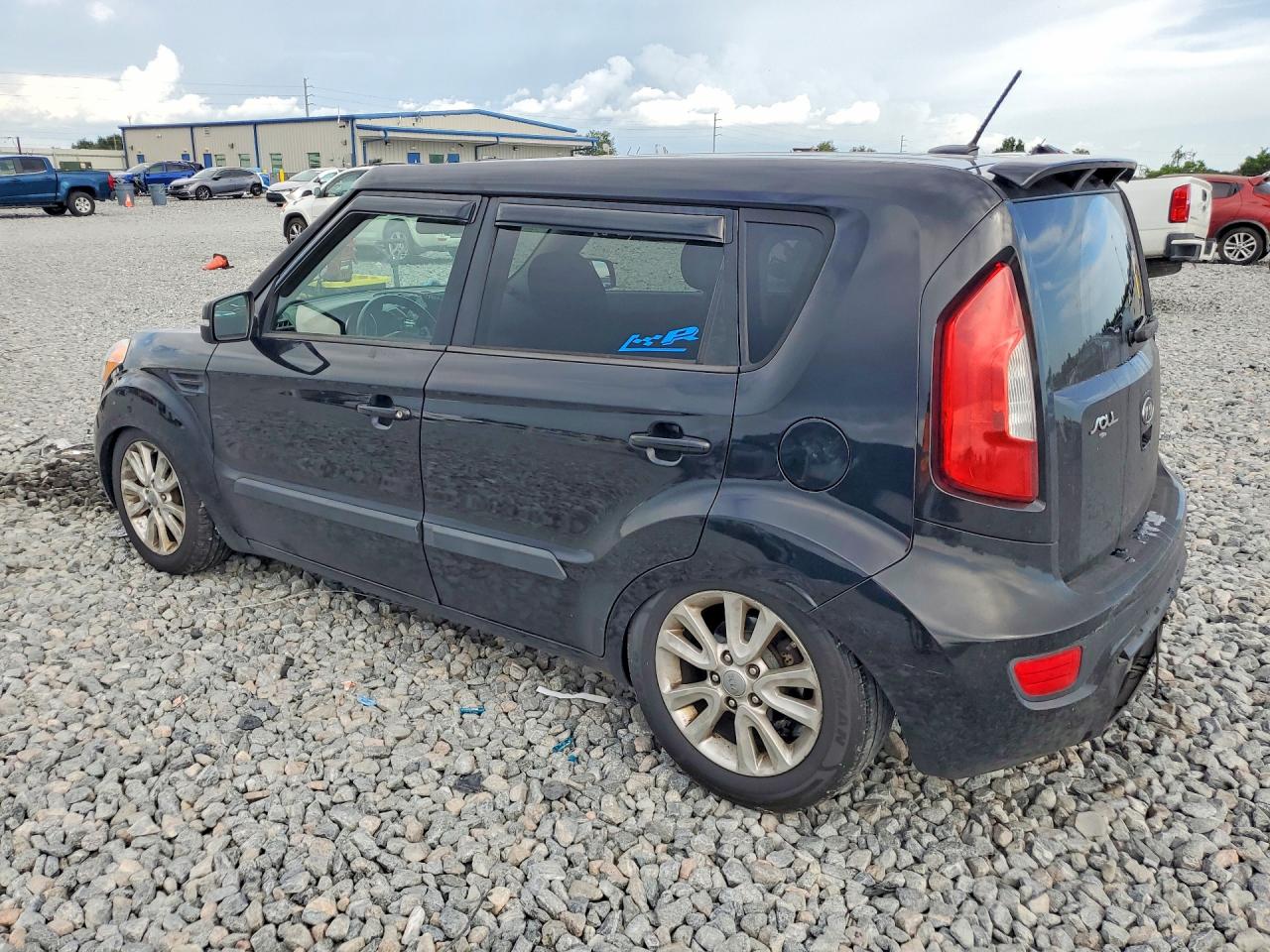2012 Kia Soul + Black vin: KNDJT2A66C7416818
