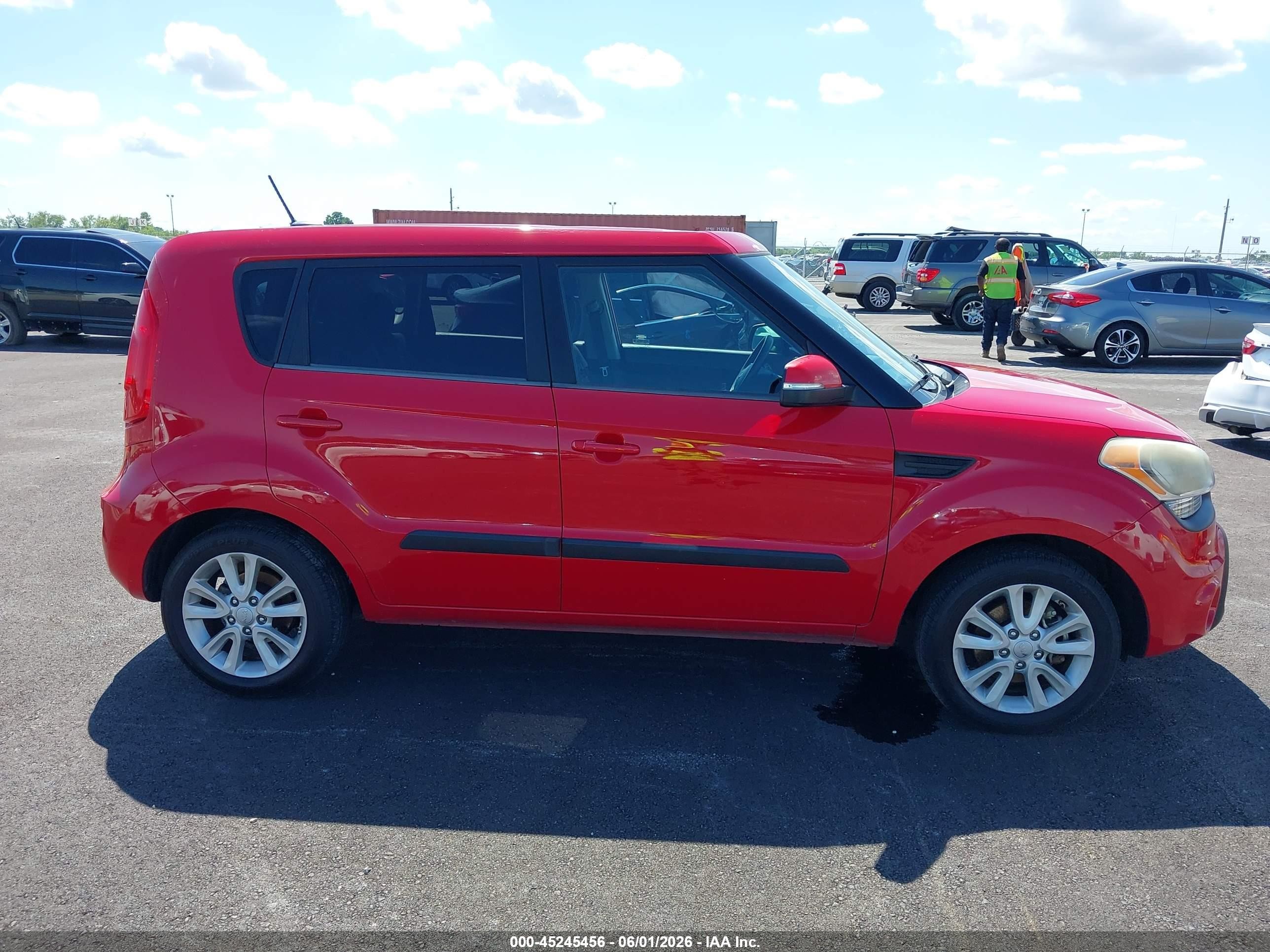 2012 Kia Soul + Red vin: KNDJT2A66C7438253