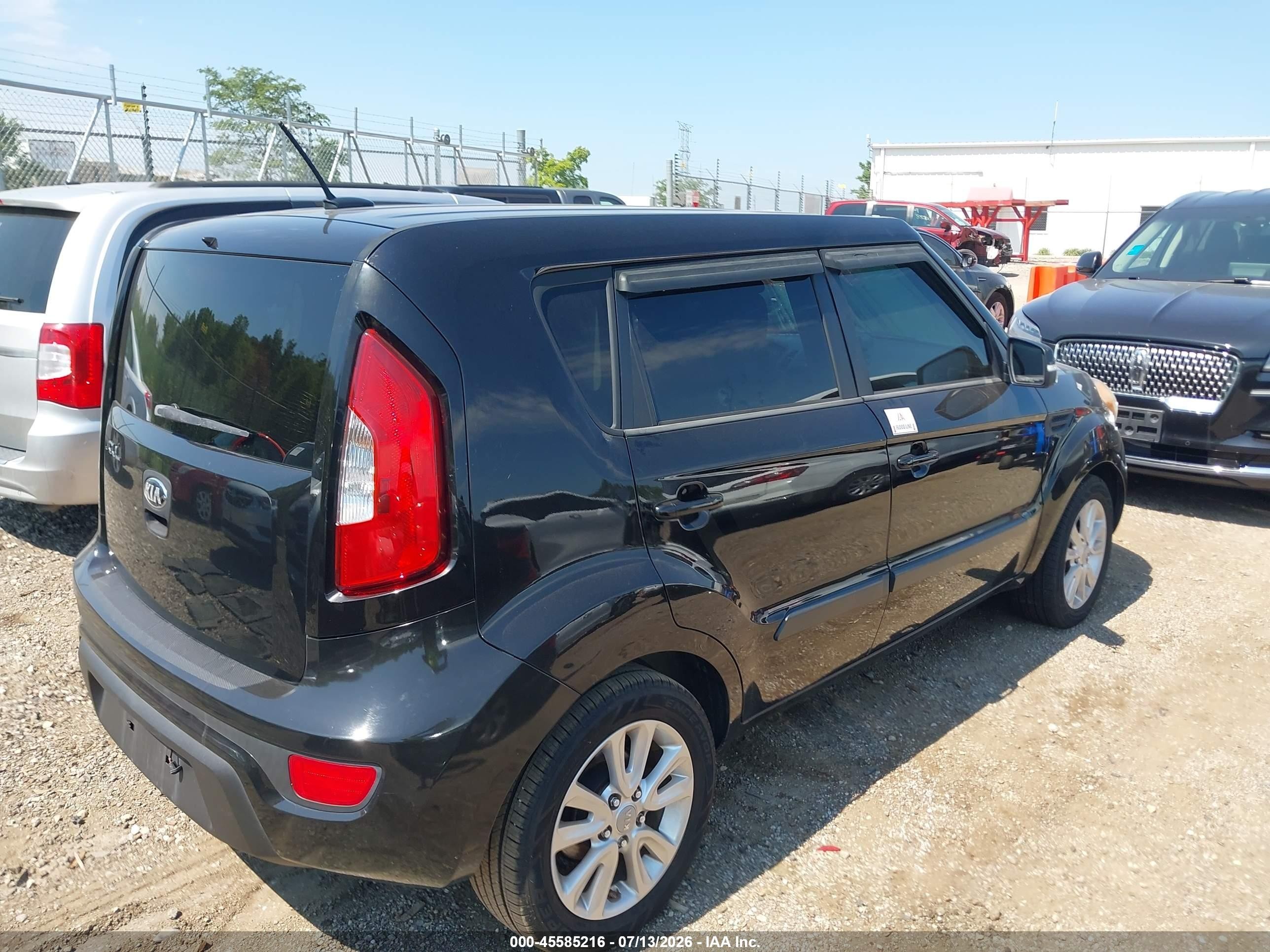2012 Kia Soul + Black vin: KNDJT2A66C7440827