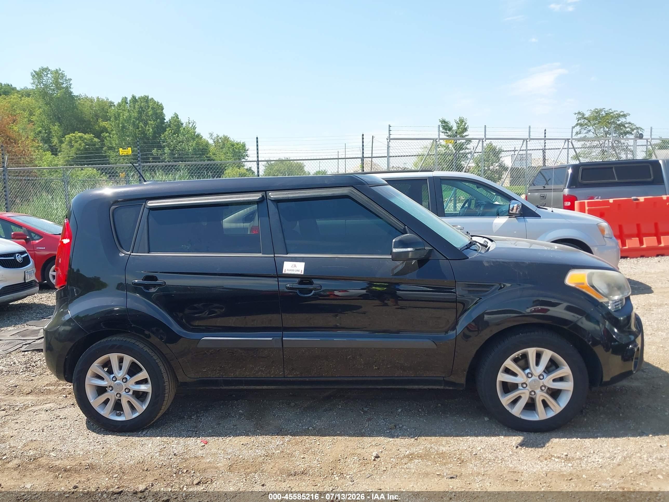 2012 Kia Soul + Black vin: KNDJT2A66C7440827