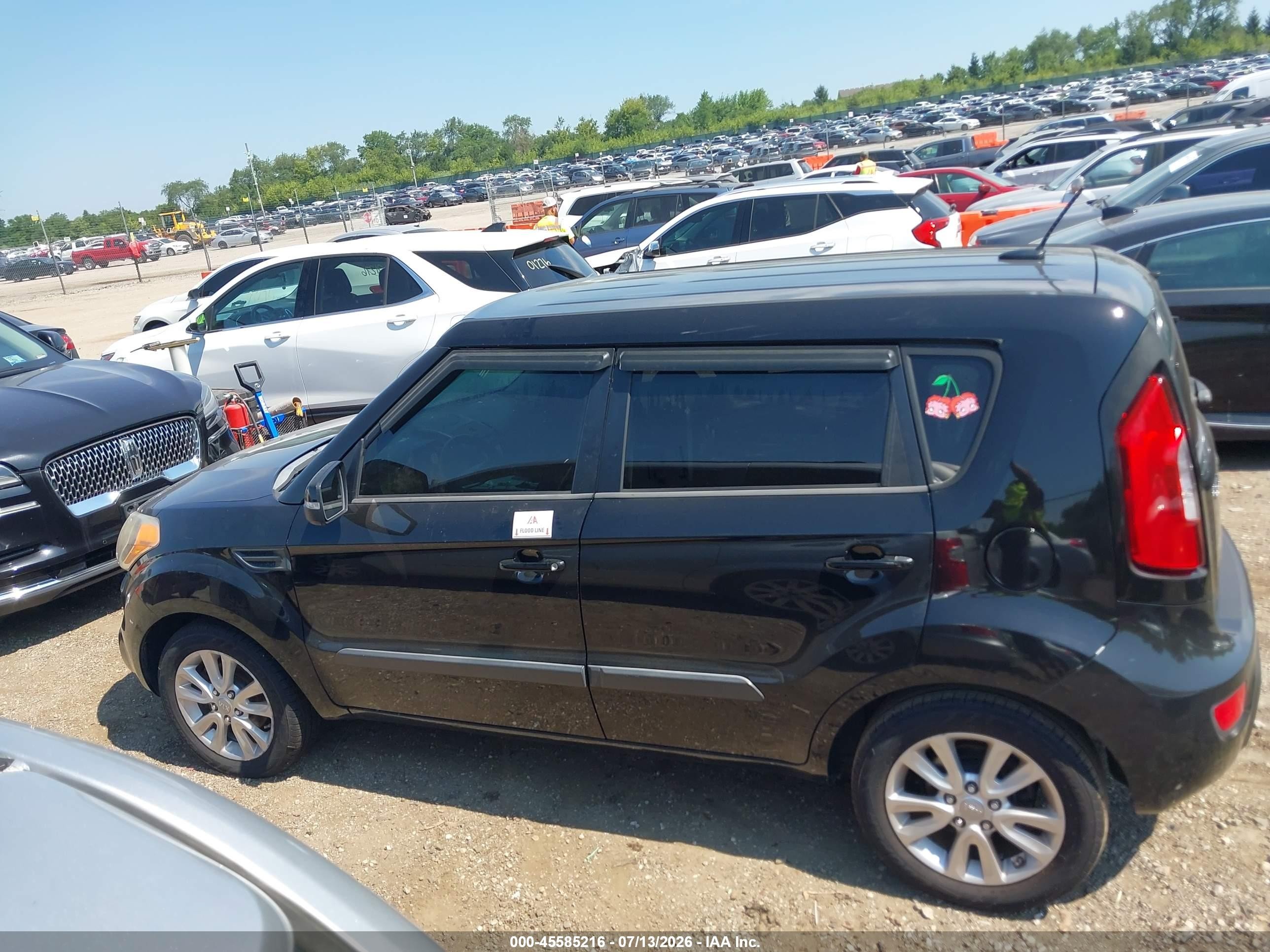 2012 Kia Soul + Black vin: KNDJT2A66C7440827
