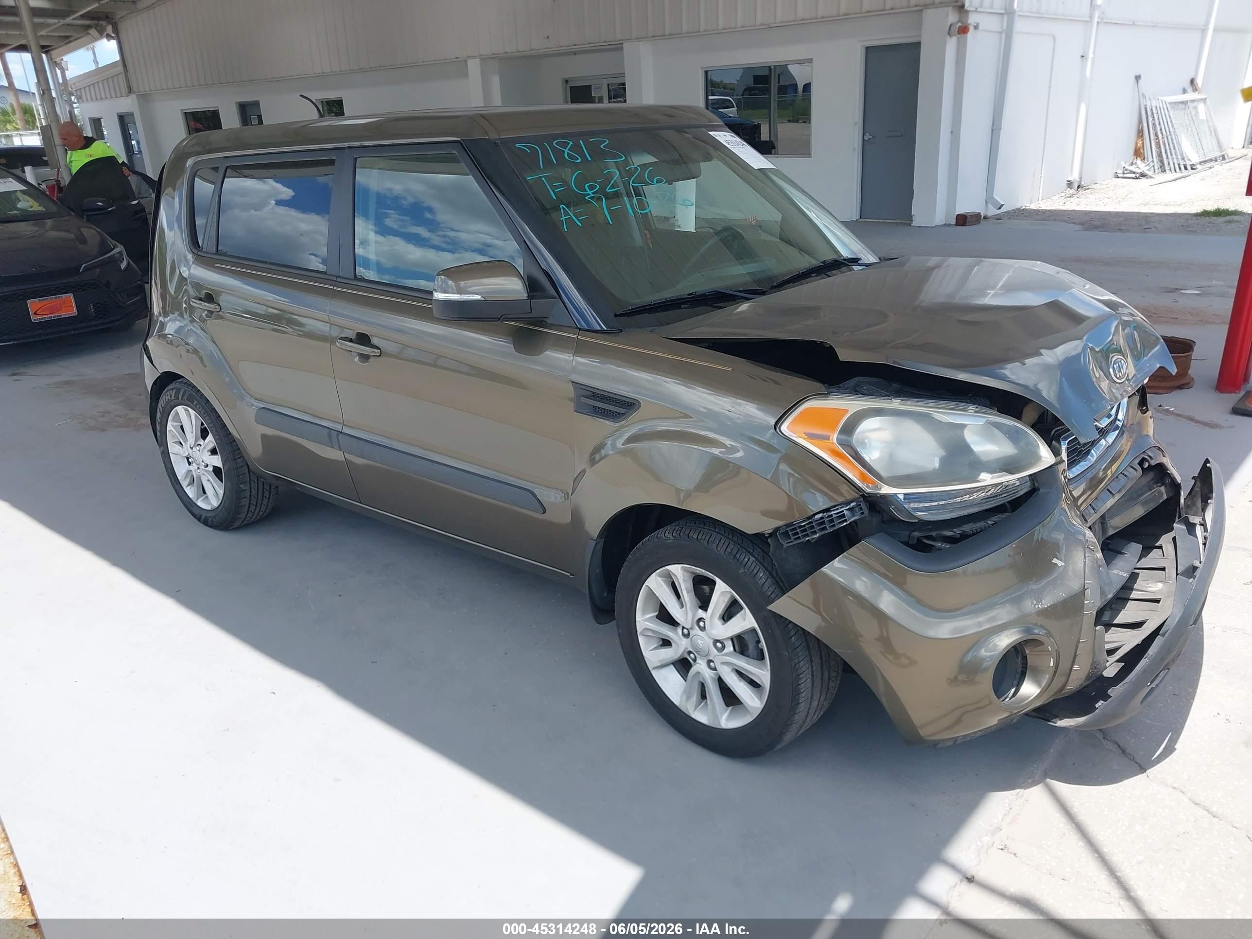 2012 Kia Soul + Beige vin: KNDJT2A66C7461239