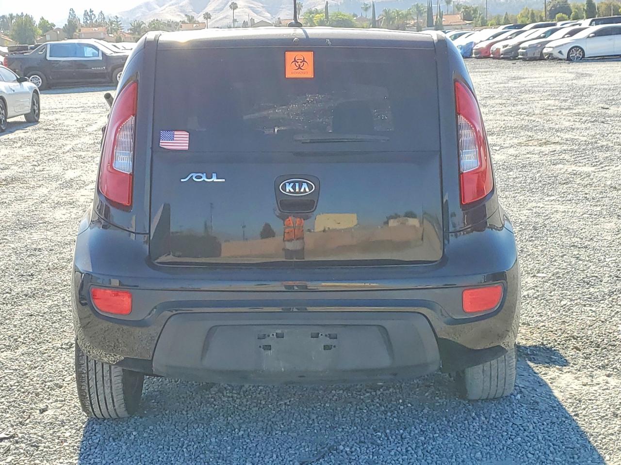 2012 Kia Soul + Black vin: KNDJT2A66C7742330