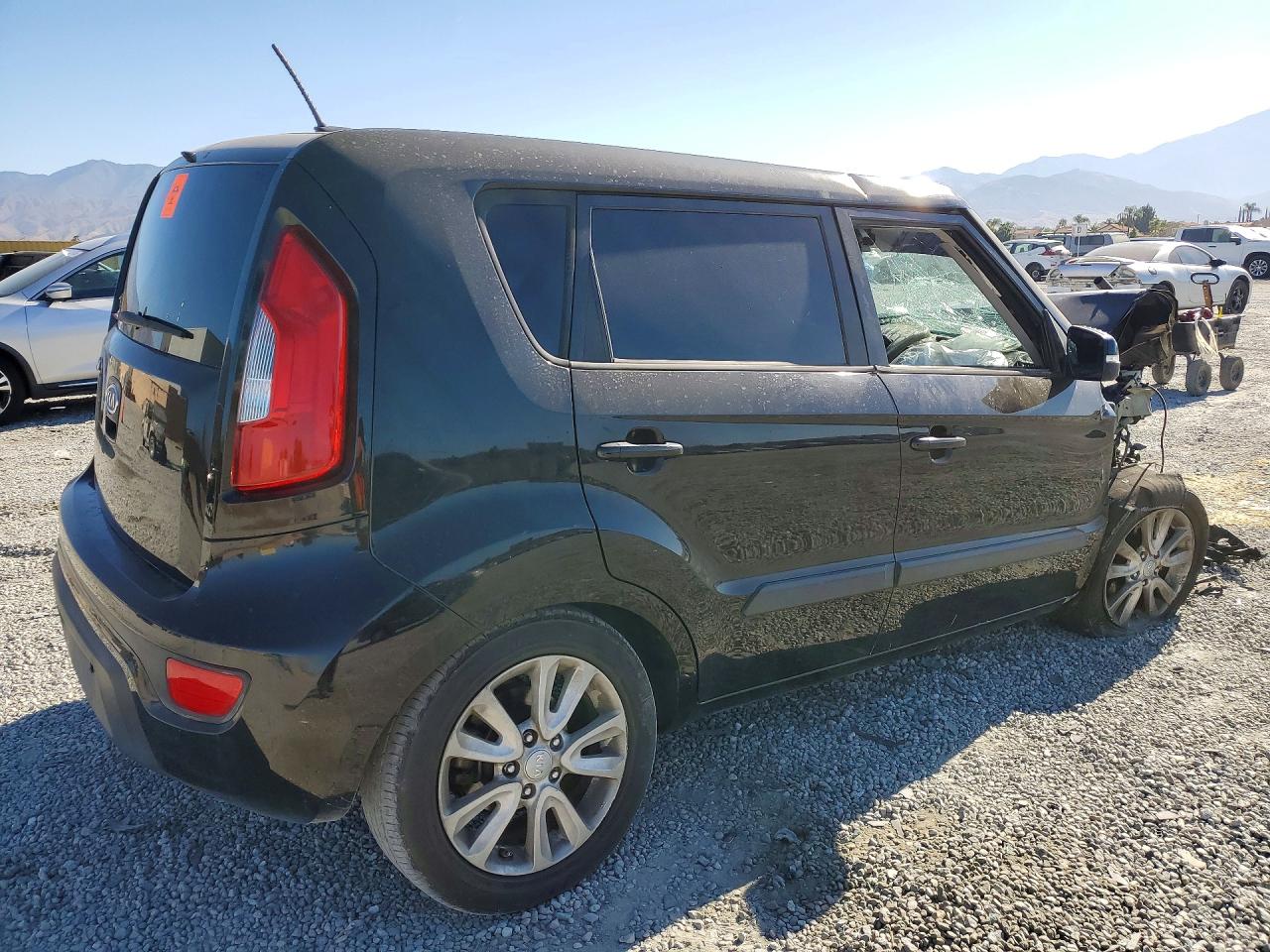 2012 Kia Soul + Black vin: KNDJT2A66C7742330