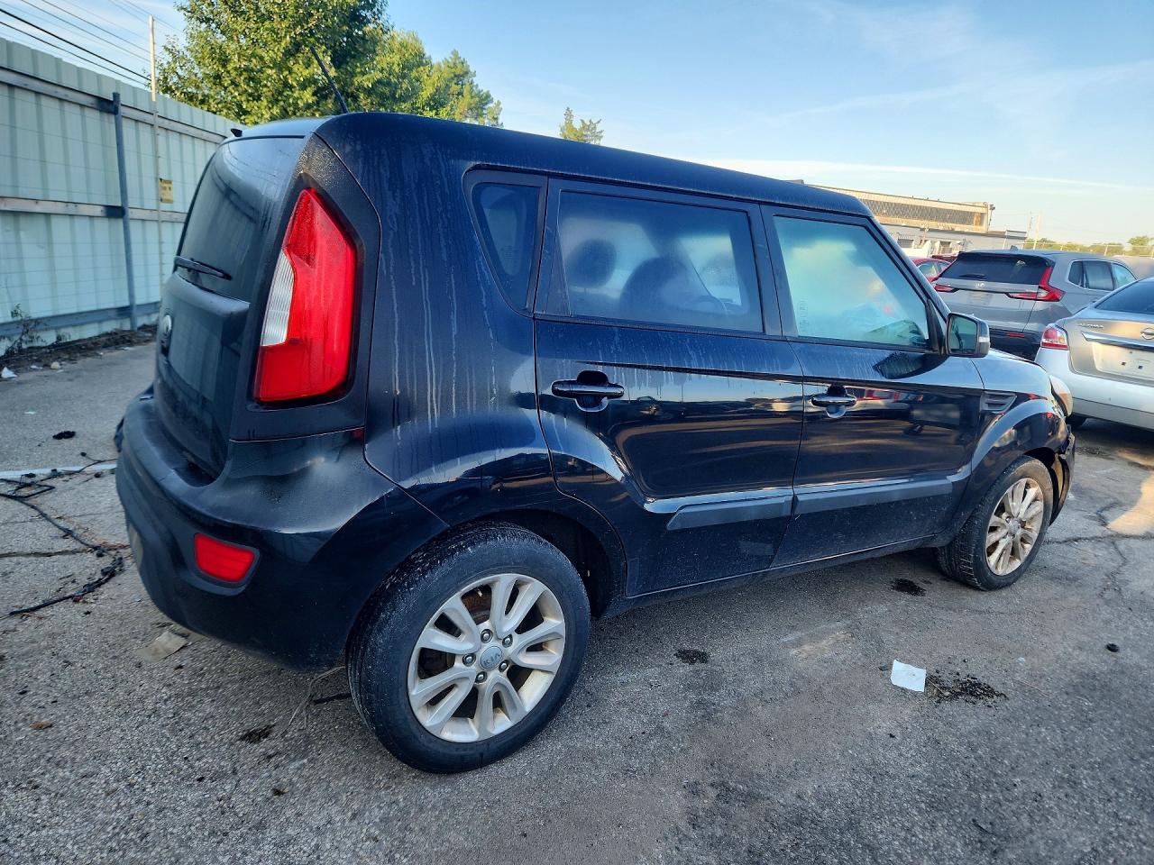 2013 Kia Soul + Black vin: KNDJT2A66D7511512