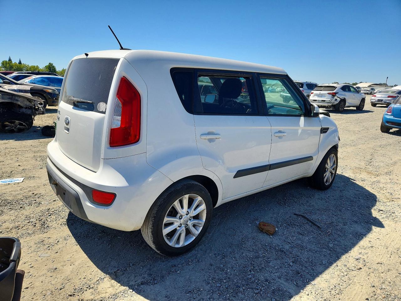 2013 Kia Soul + White vin: KNDJT2A66D7534269