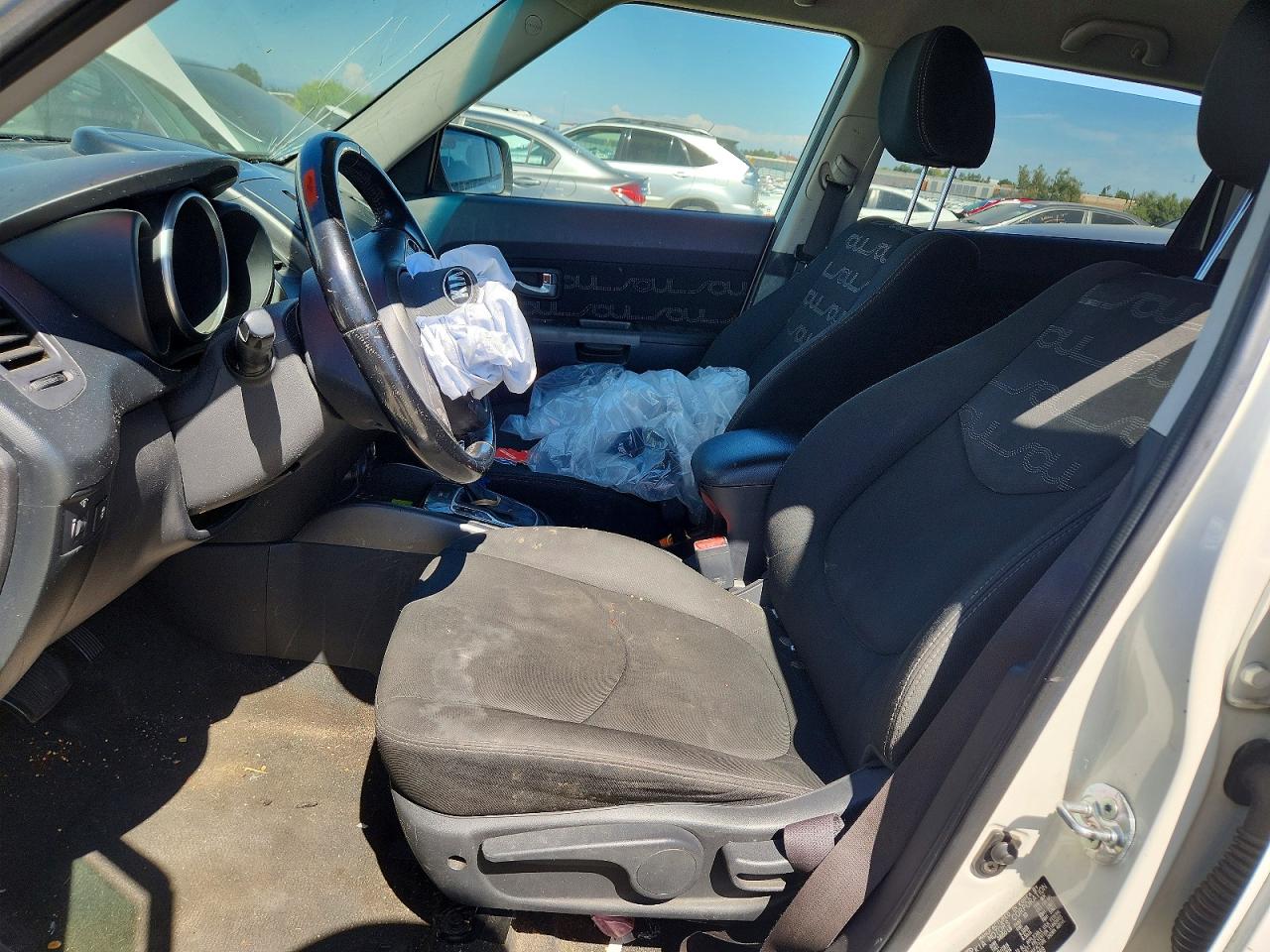 2013 Kia Soul + White vin: KNDJT2A66D7534269