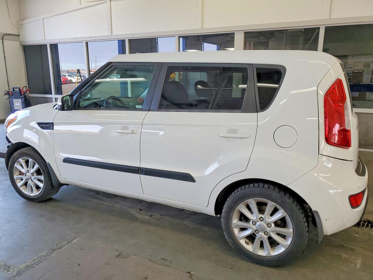 2013 Kia Soul + White vin: KNDJT2A66D7556286
