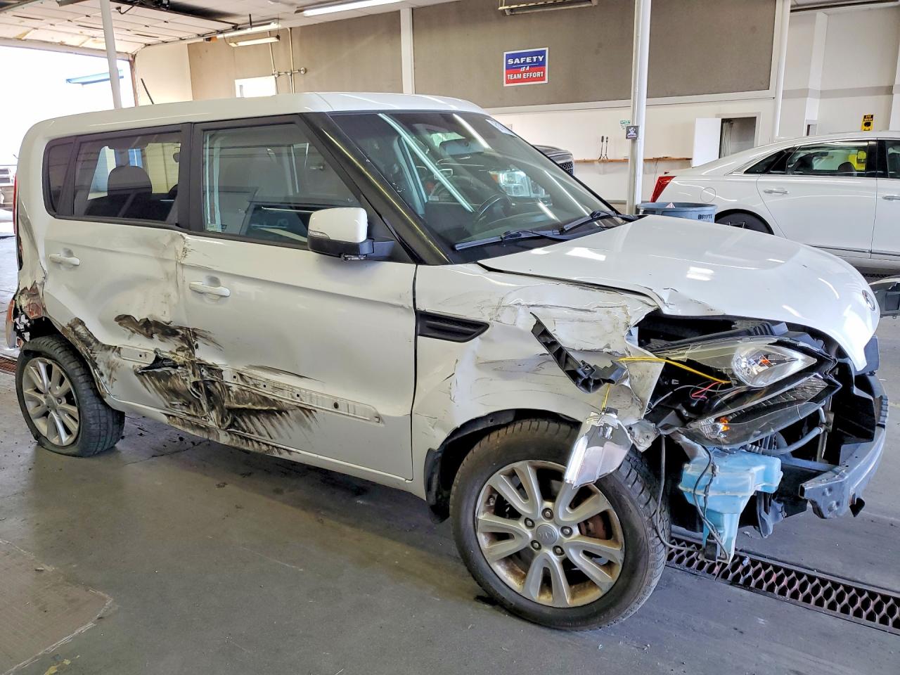 2013 Kia Soul + White vin: KNDJT2A66D7556286