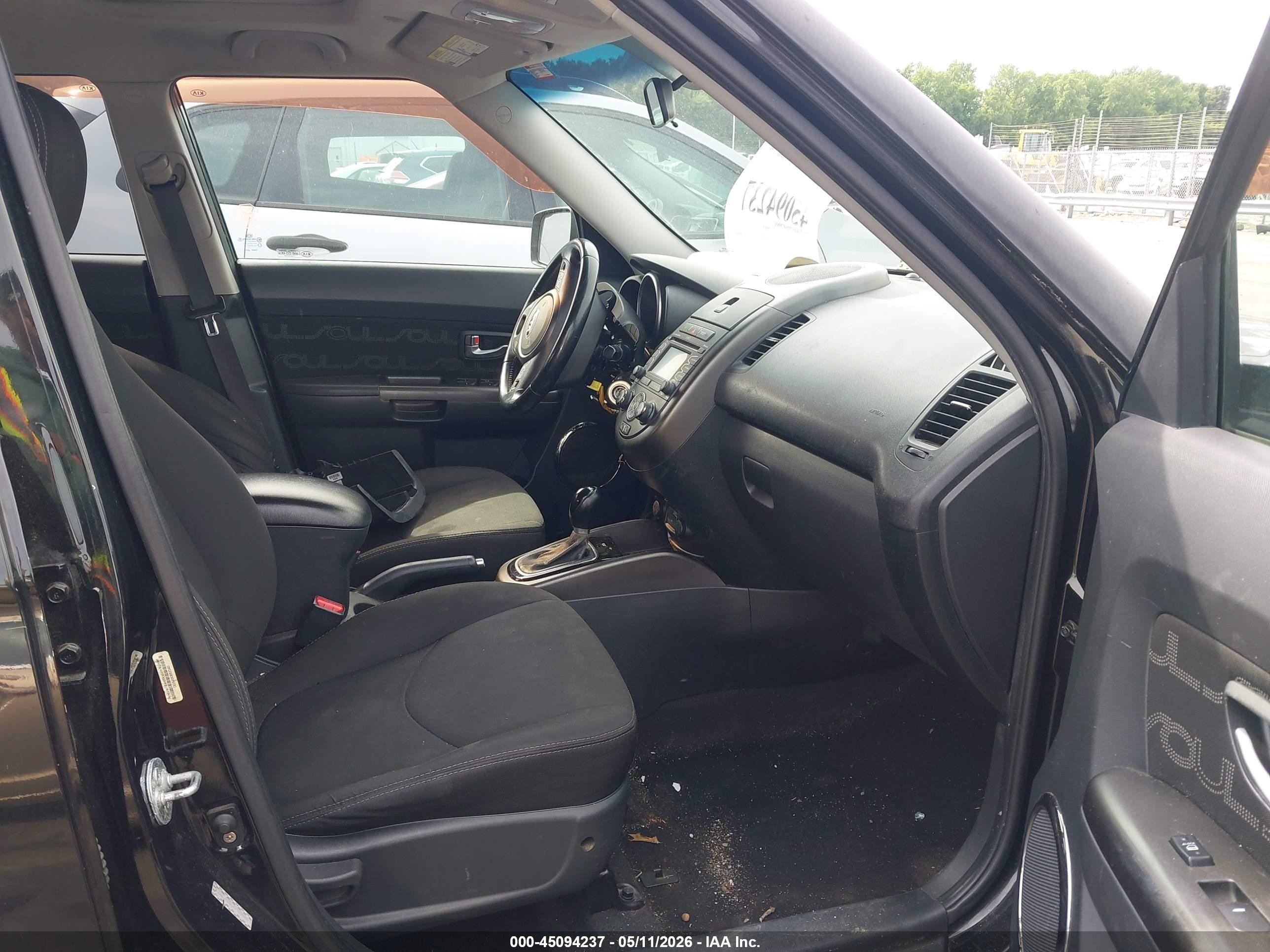 2013 Kia Soul + Black vin: KNDJT2A66D7569085