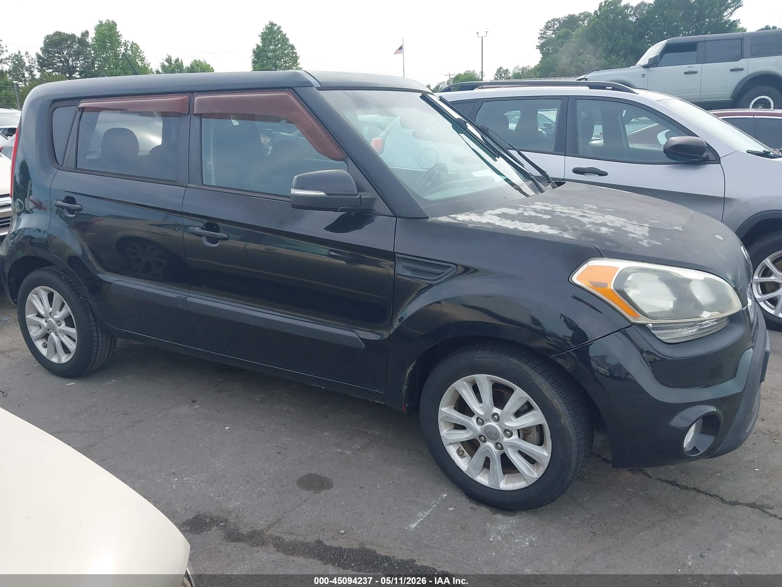 2013 Kia Soul + Black vin: KNDJT2A66D7569085