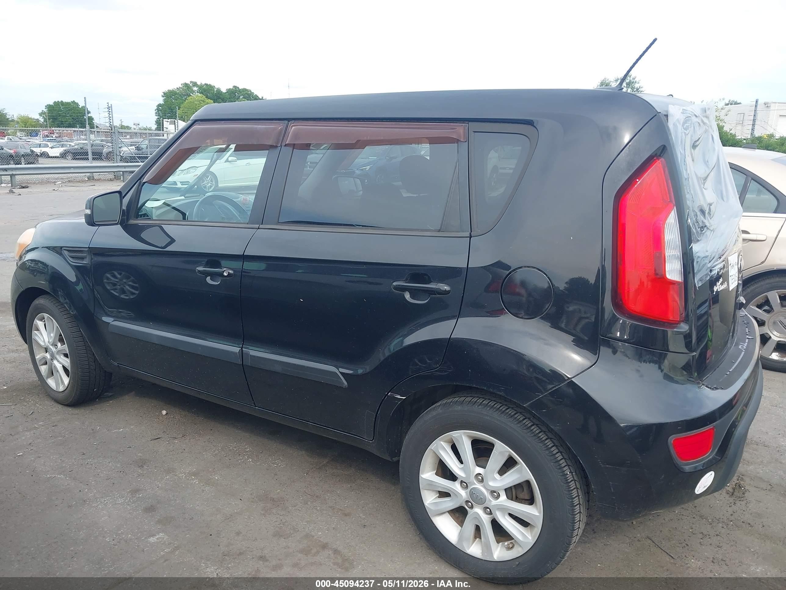 2013 Kia Soul + Black vin: KNDJT2A66D7569085