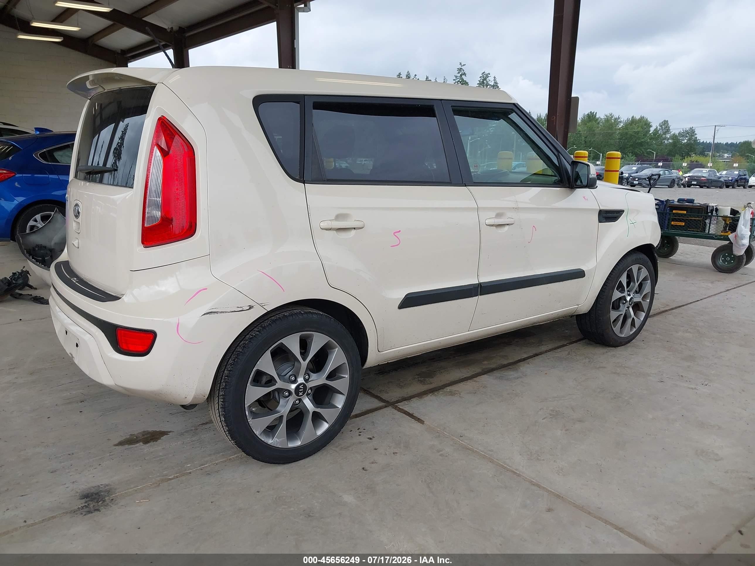 2013 Kia Soul ! Cream vin: KNDJT2A66D7770825