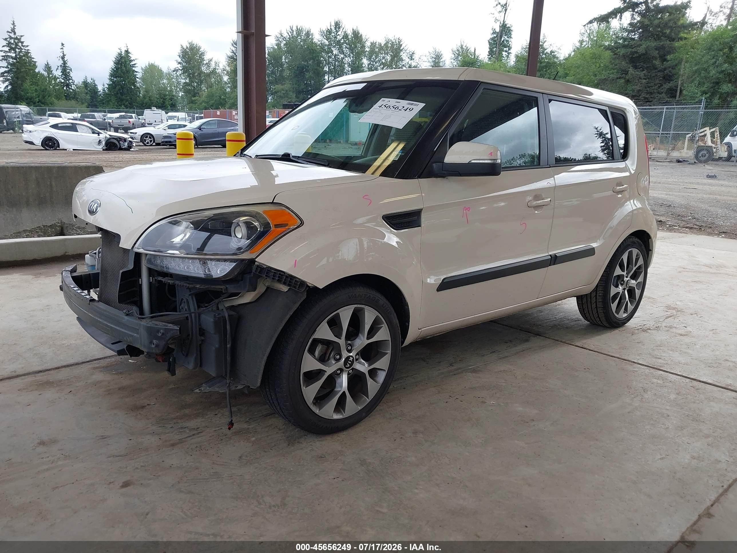 2013 Kia Soul ! Cream vin: KNDJT2A66D7770825