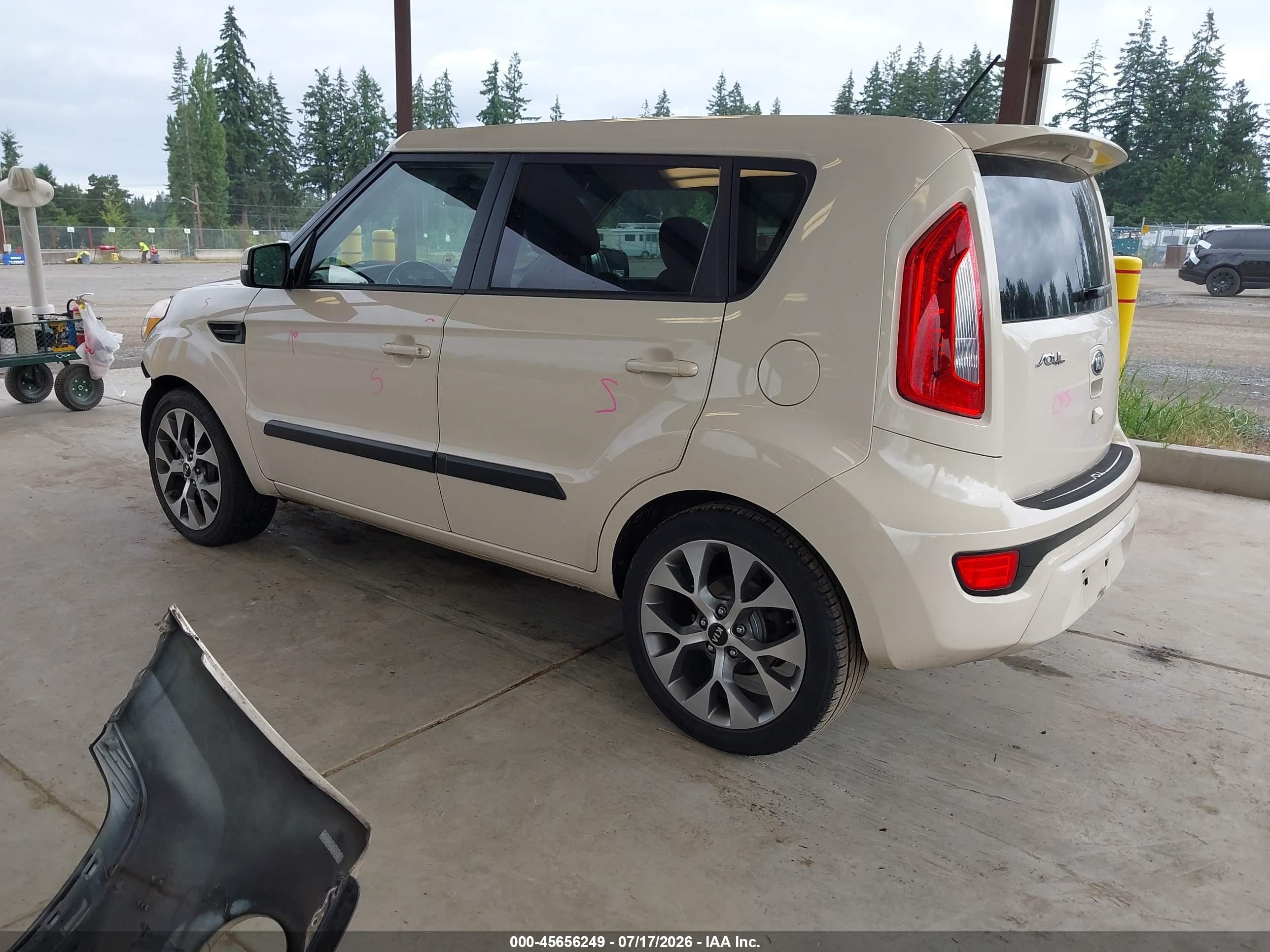 2013 Kia Soul ! Cream vin: KNDJT2A66D7770825