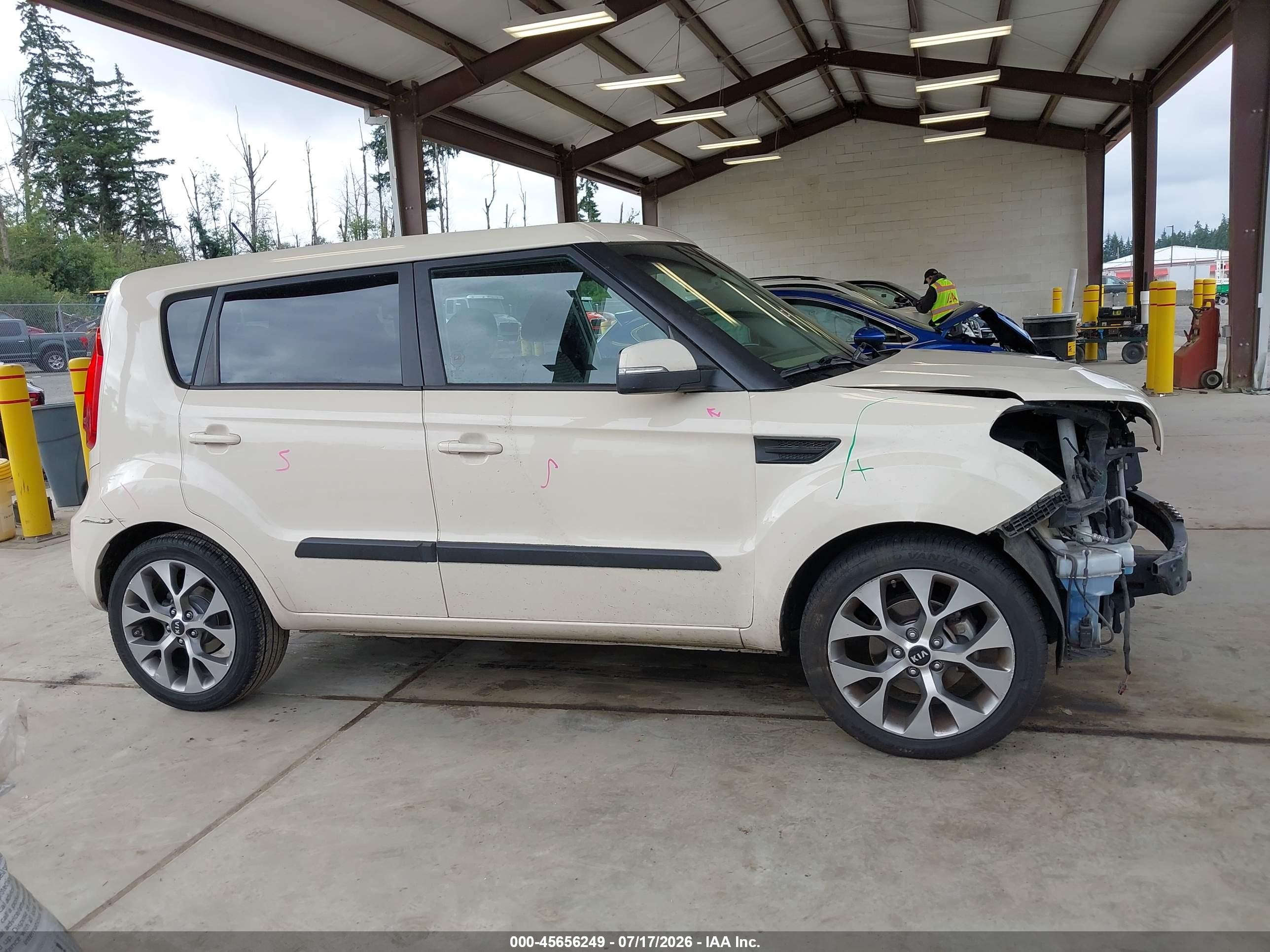 2013 Kia Soul ! Cream vin: KNDJT2A66D7770825