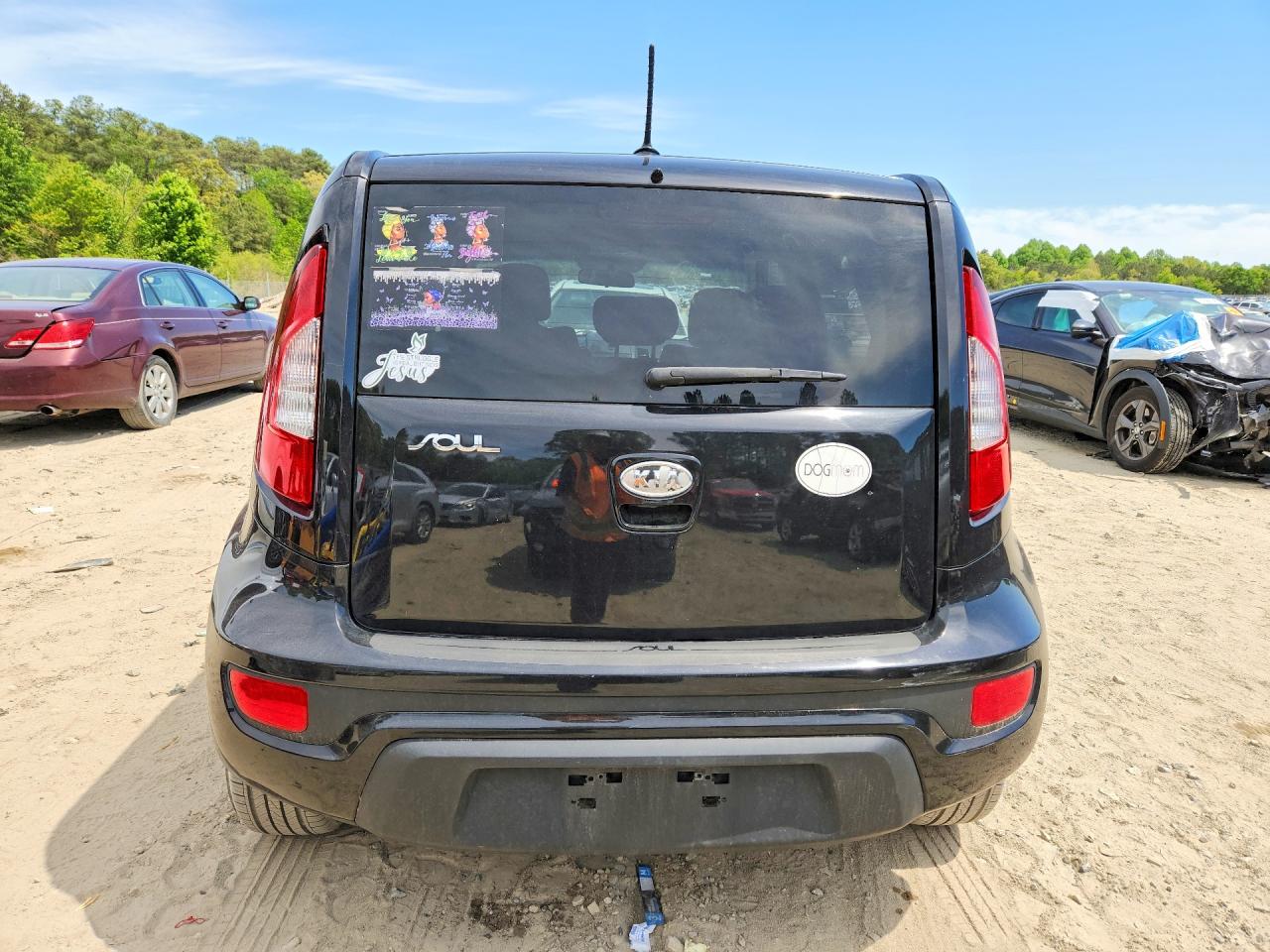 2012 Kia Soul + Black vin: KNDJT2A67C7379441