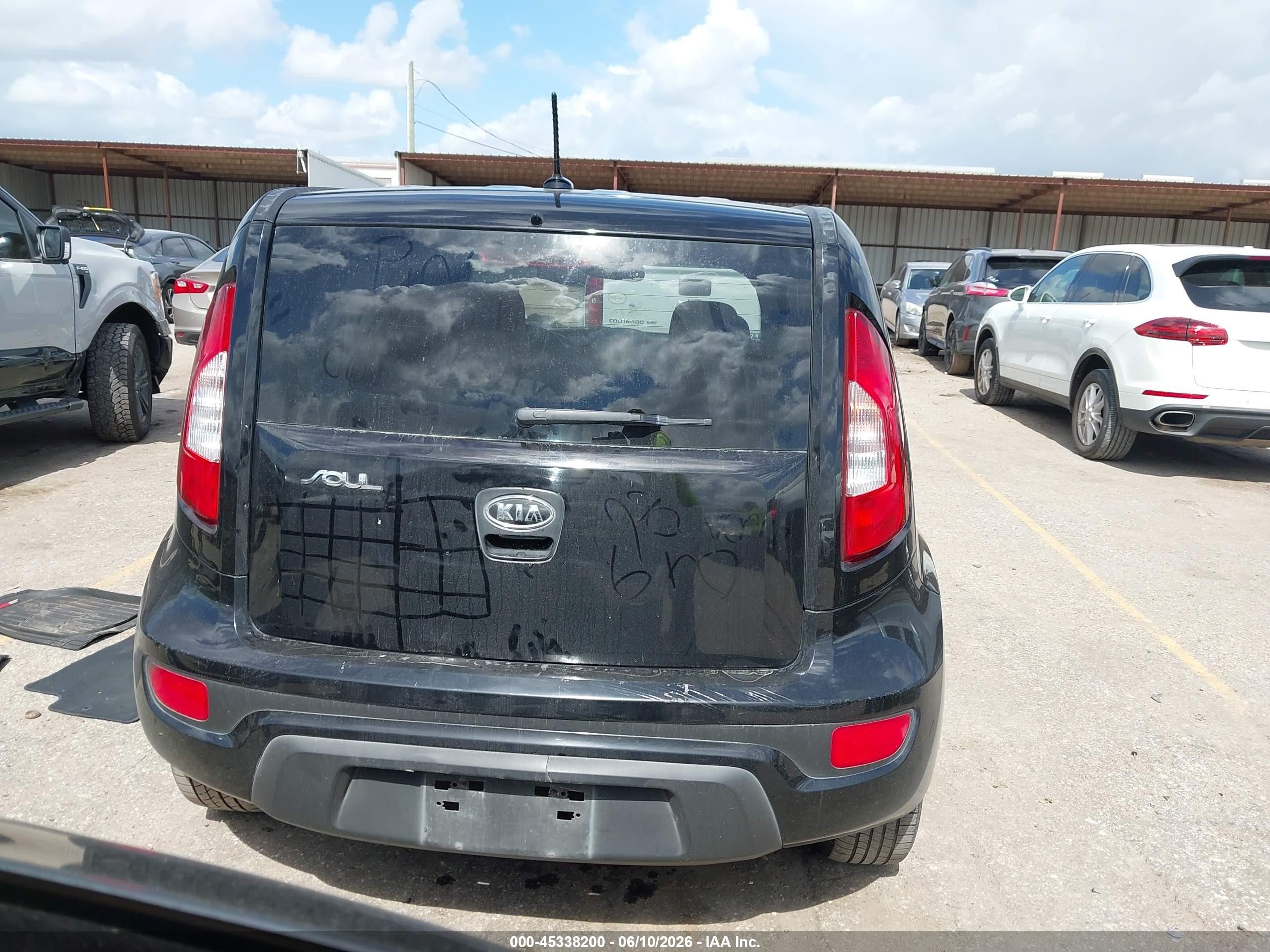 2012 Kia Soul + Black vin: KNDJT2A67C7404614