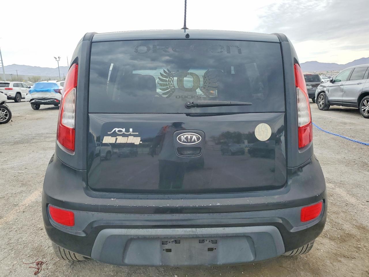 2012 Kia Soul + Black vin: KNDJT2A67C7460570