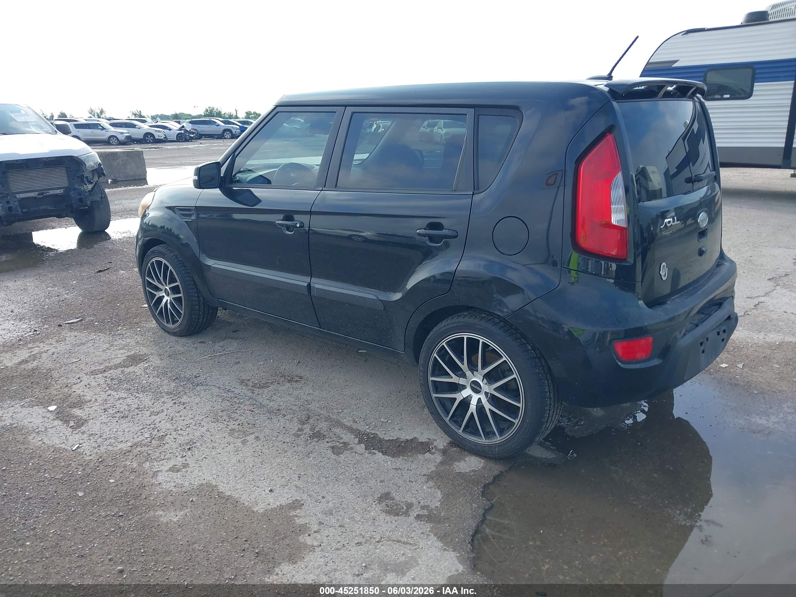2012 Kia Soul + Black vin: KNDJT2A67C7738805