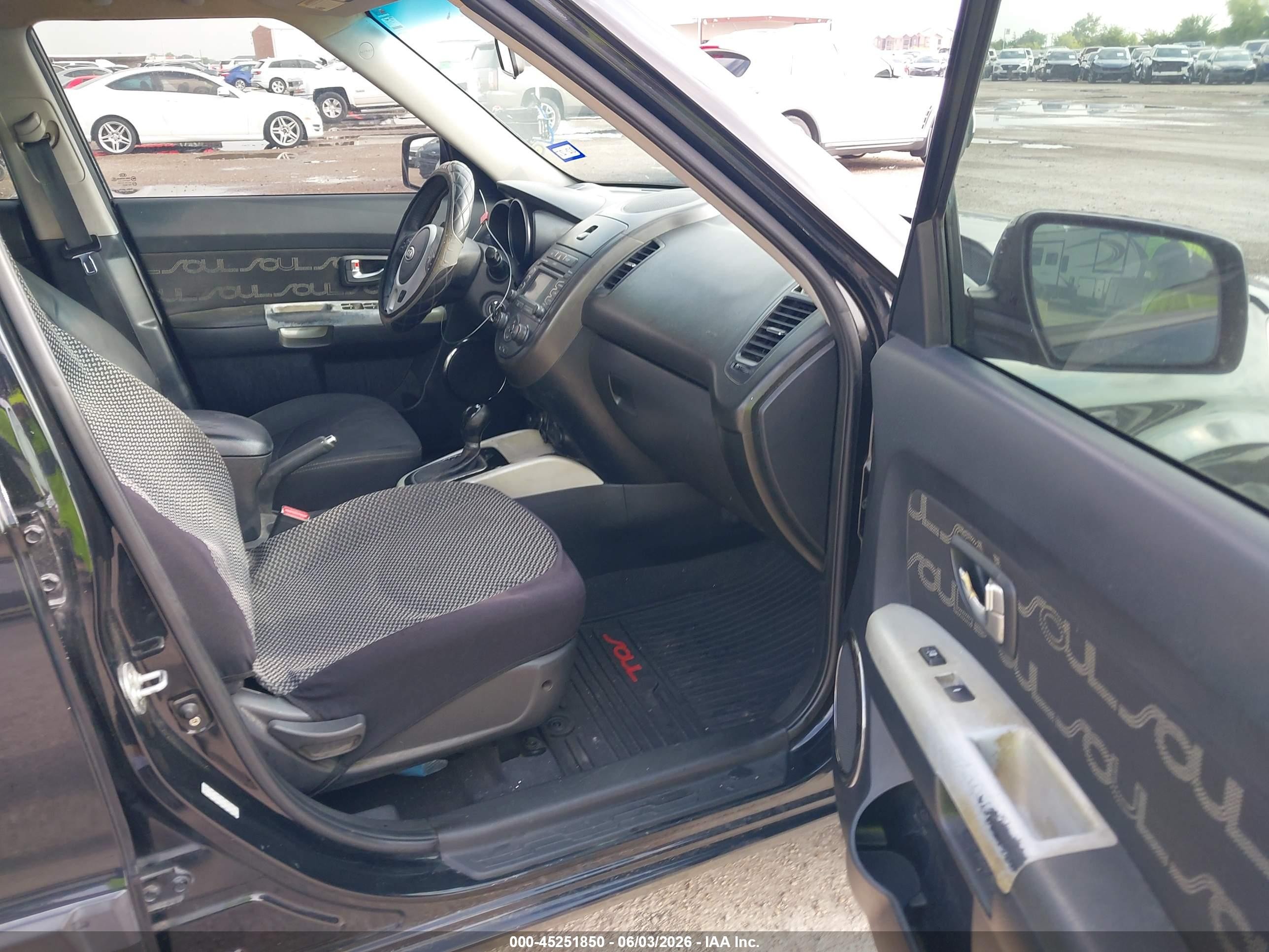 2012 Kia Soul + Black vin: KNDJT2A67C7738805