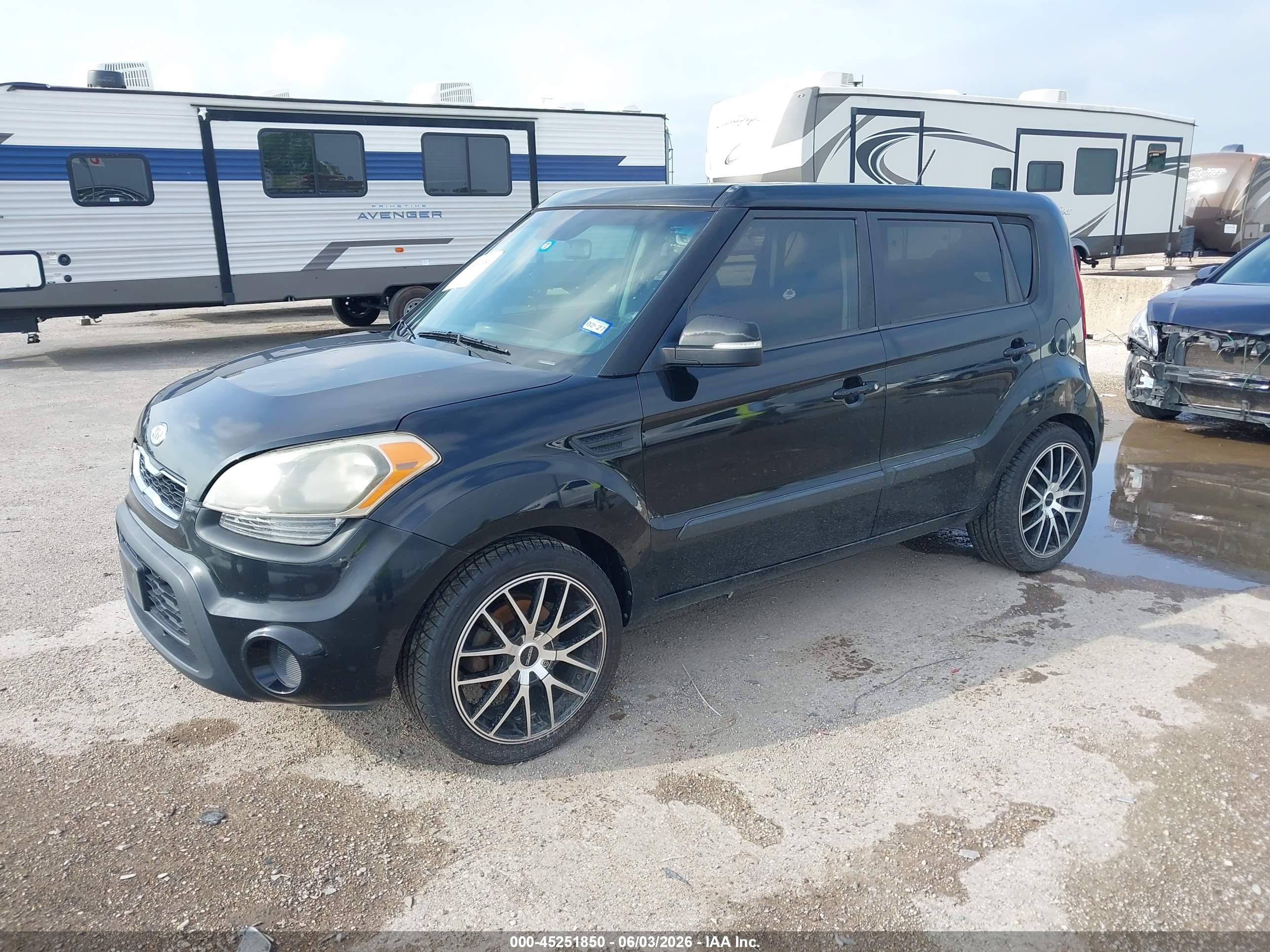 2012 Kia Soul + Black vin: KNDJT2A67C7738805