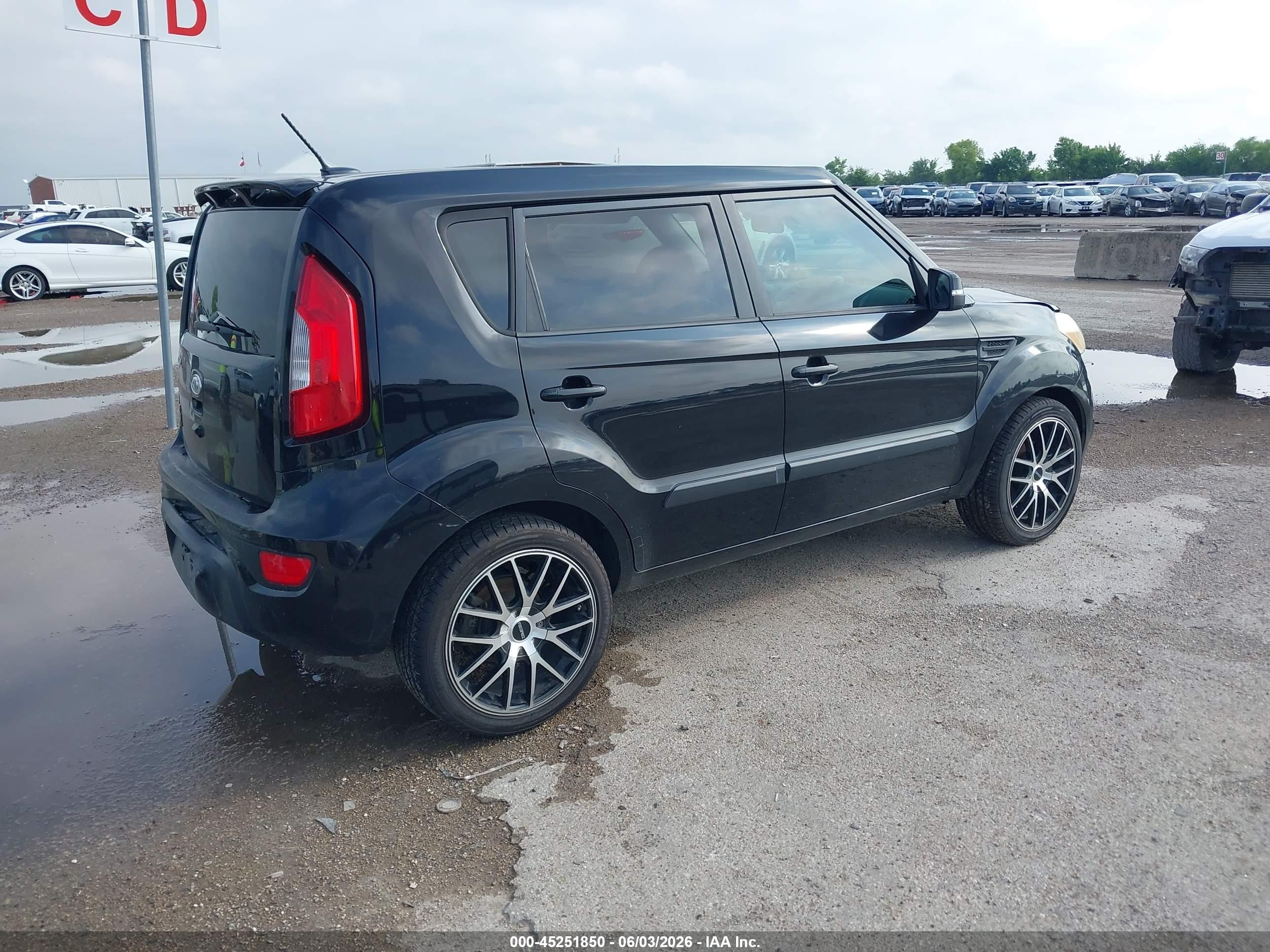2012 Kia Soul + Black vin: KNDJT2A67C7738805