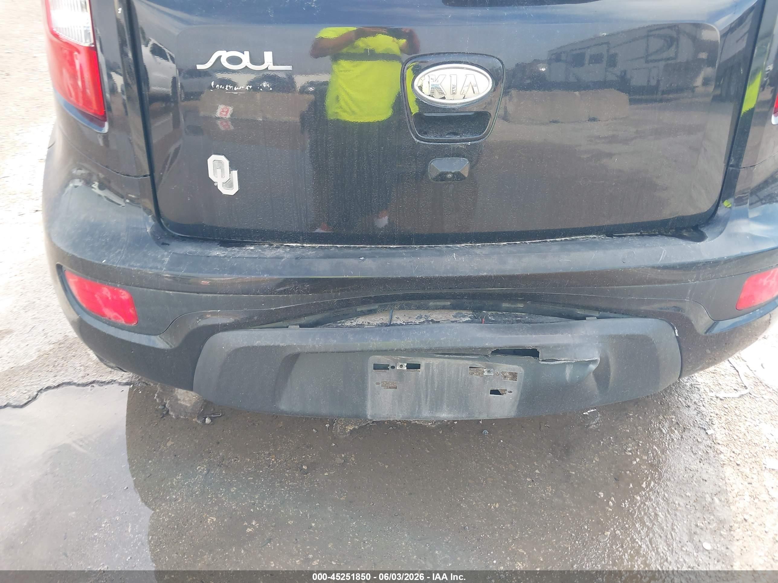 2012 Kia Soul + Black vin: KNDJT2A67C7738805