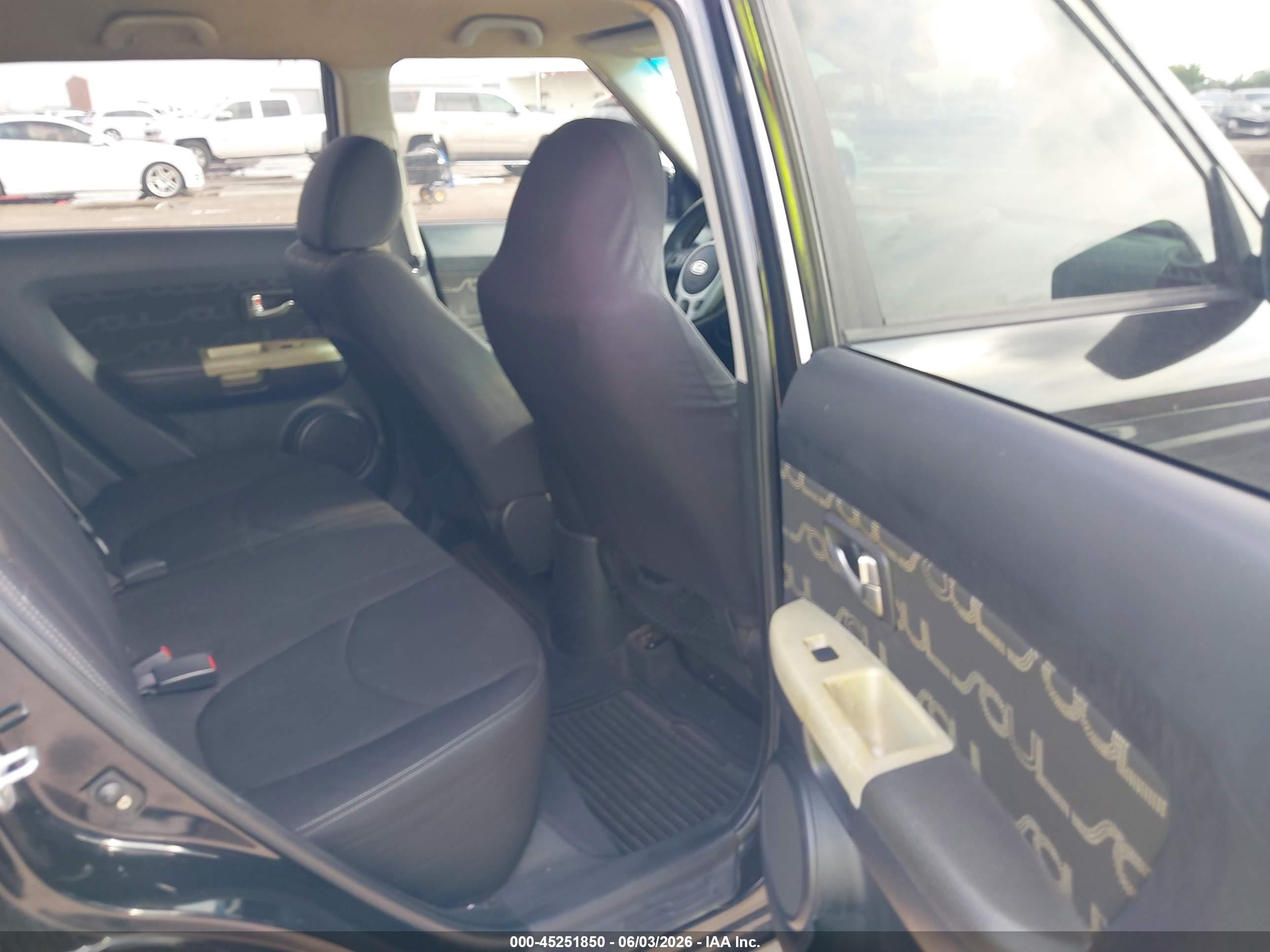 2012 Kia Soul + Black vin: KNDJT2A67C7738805