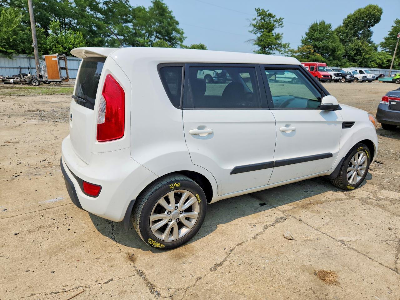 2013 Kia Soul + White vin: KNDJT2A67D7501460