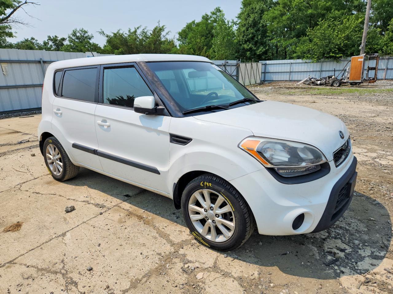 2013 Kia Soul + White vin: KNDJT2A67D7501460