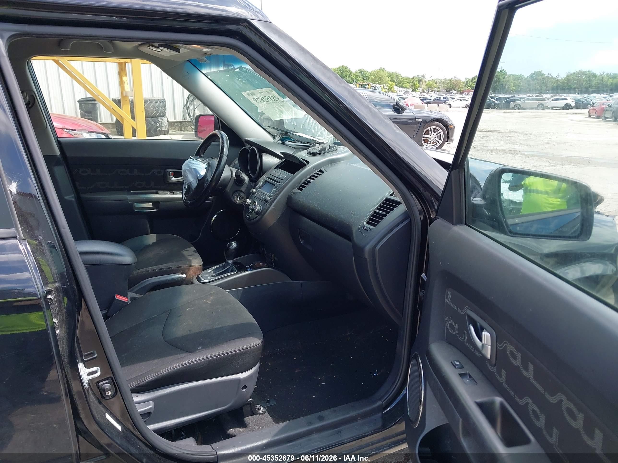2013 Kia Soul + Black vin: KNDJT2A67D7532594
