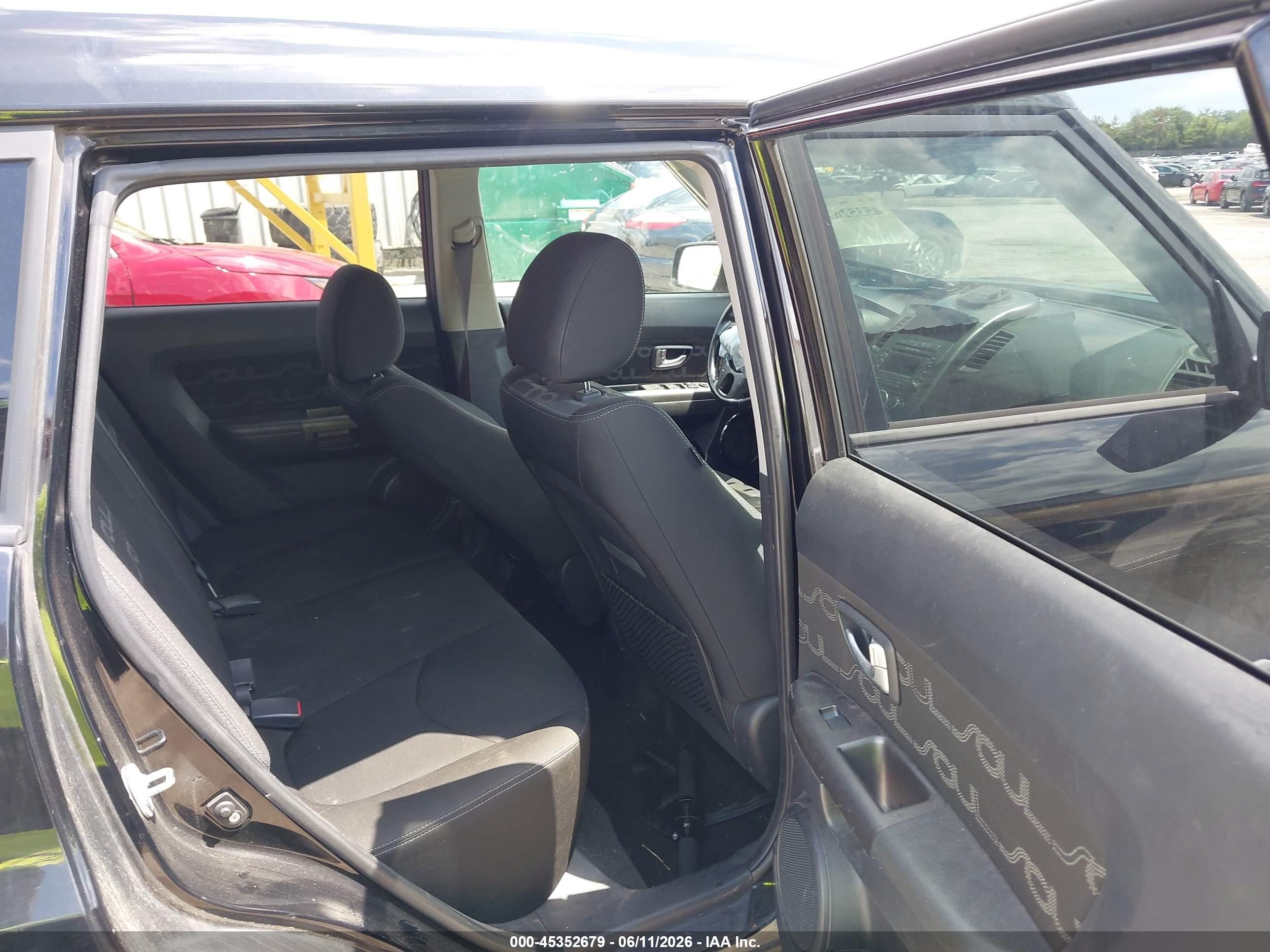 2013 Kia Soul + Black vin: KNDJT2A67D7532594