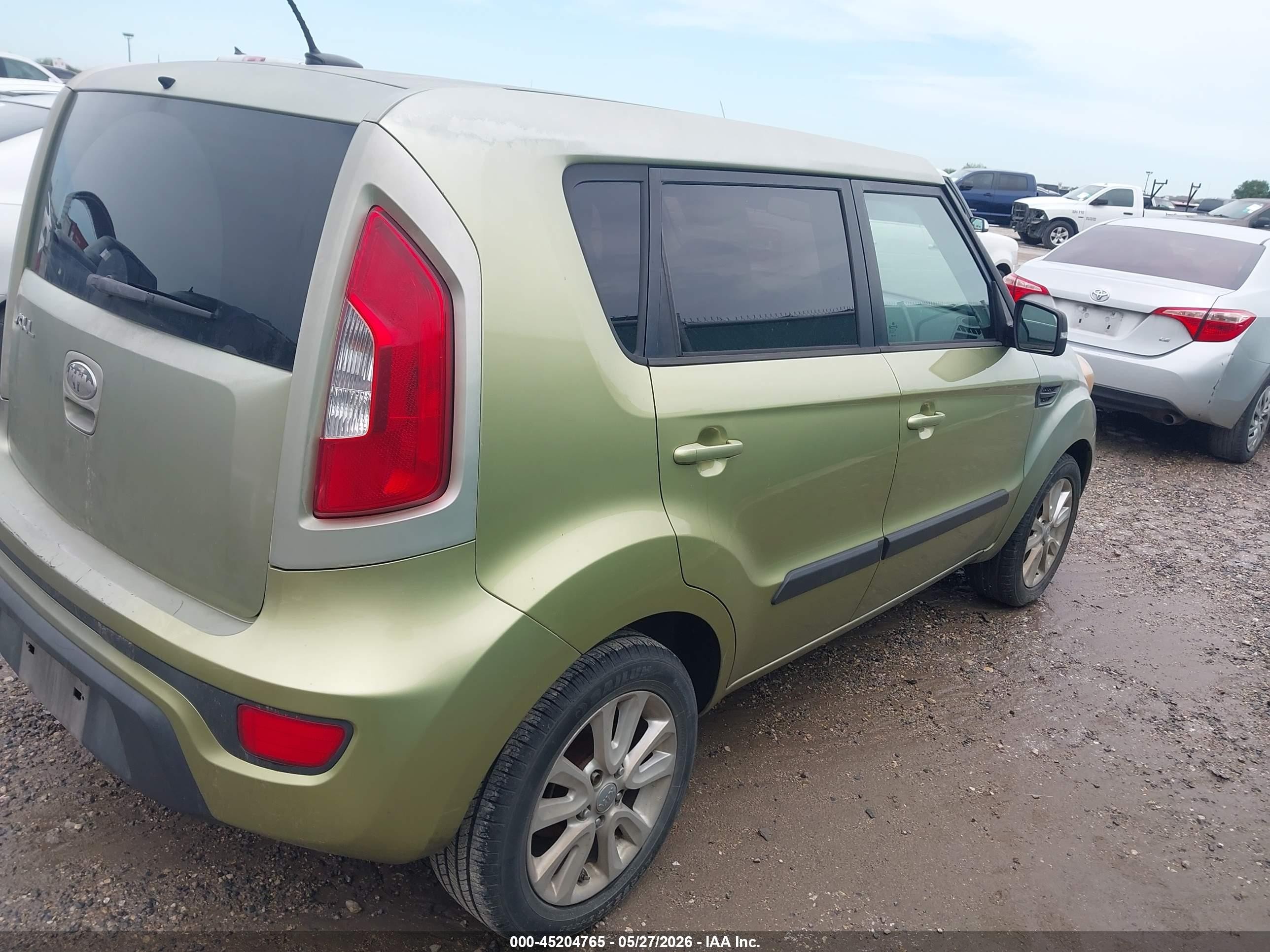 2013 Kia Soul + Green vin: KNDJT2A67D7548844