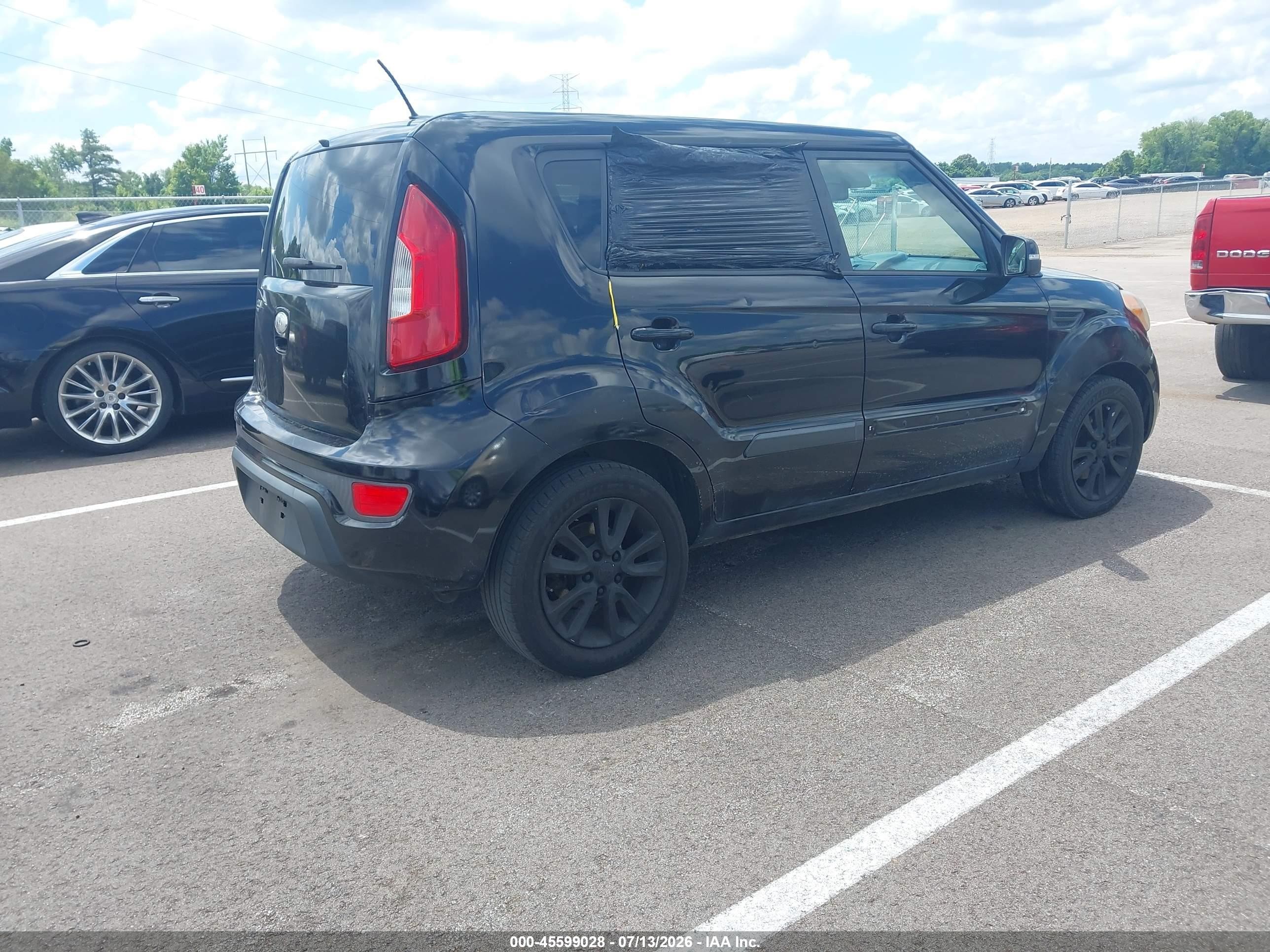 2013 Kia Soul + Black vin: KNDJT2A67D7560900