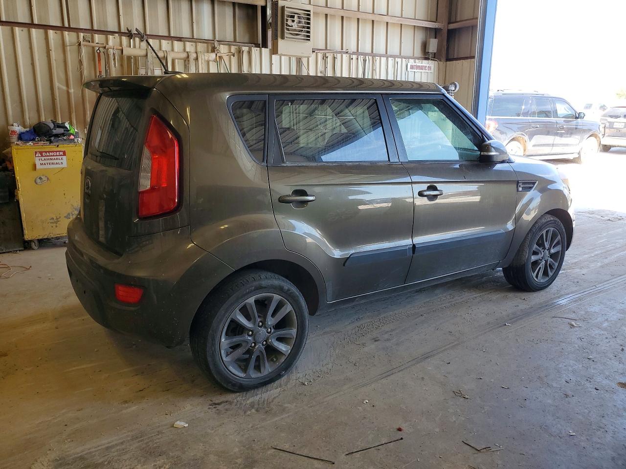 2013 Kia Soul + Green vin: KNDJT2A67D7565692