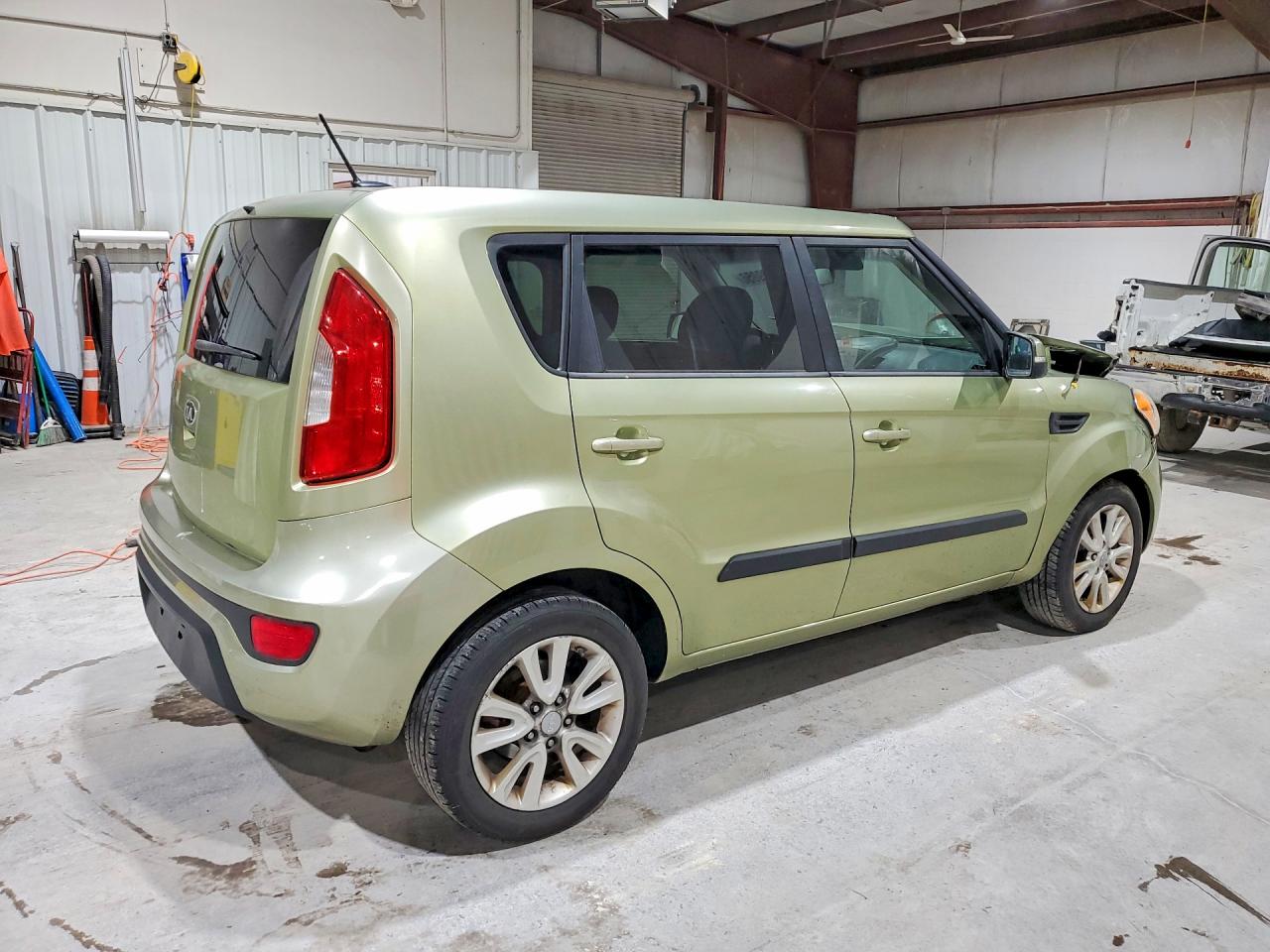 2013 Kia Soul + Green vin: KNDJT2A67D7573386