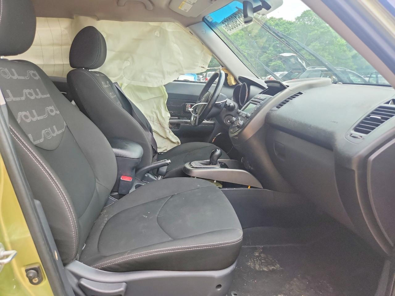 2013 Kia Soul + Green vin: KNDJT2A67D7574974