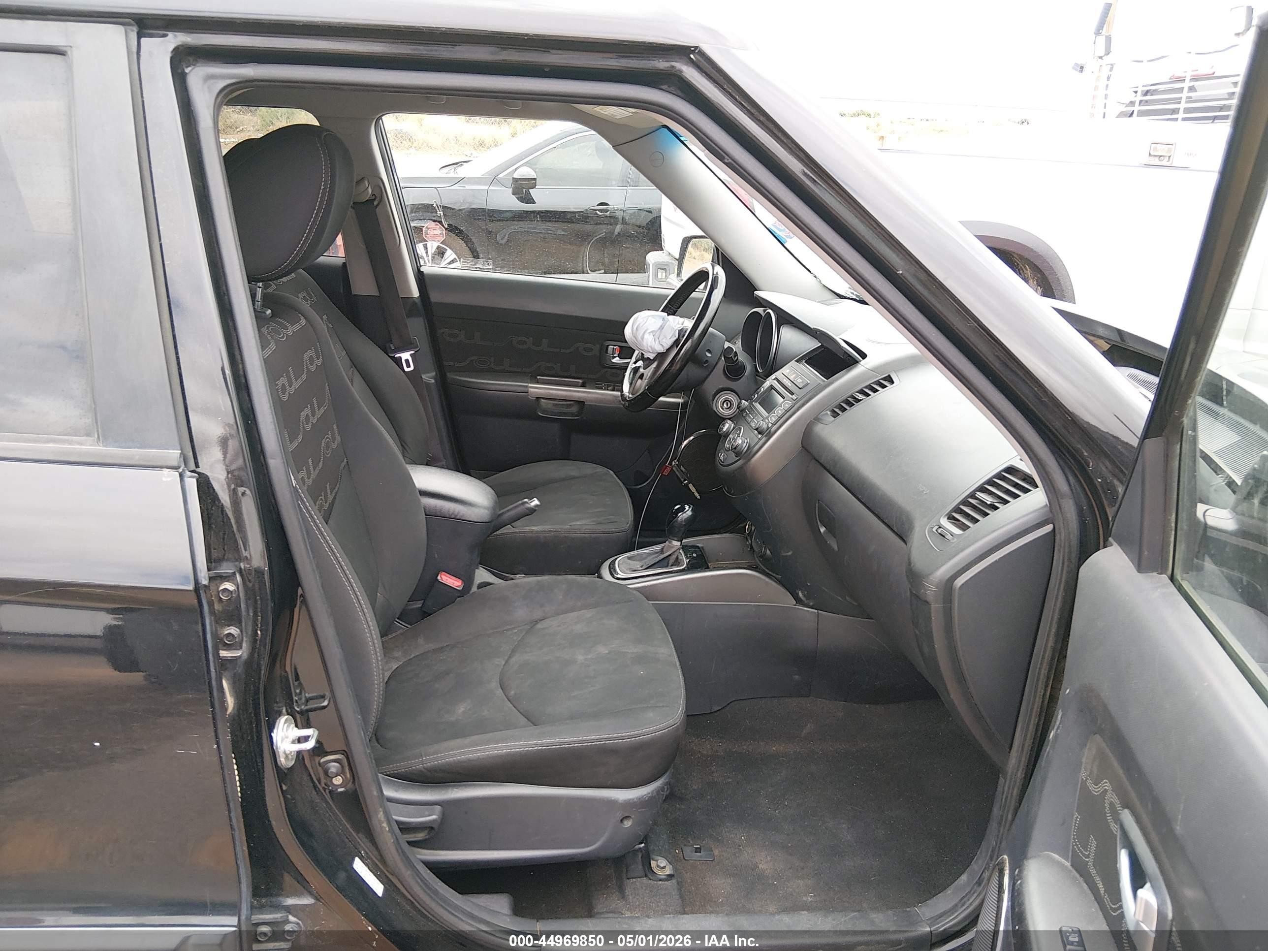2013 Kia Soul + Black vin: KNDJT2A67D7583349