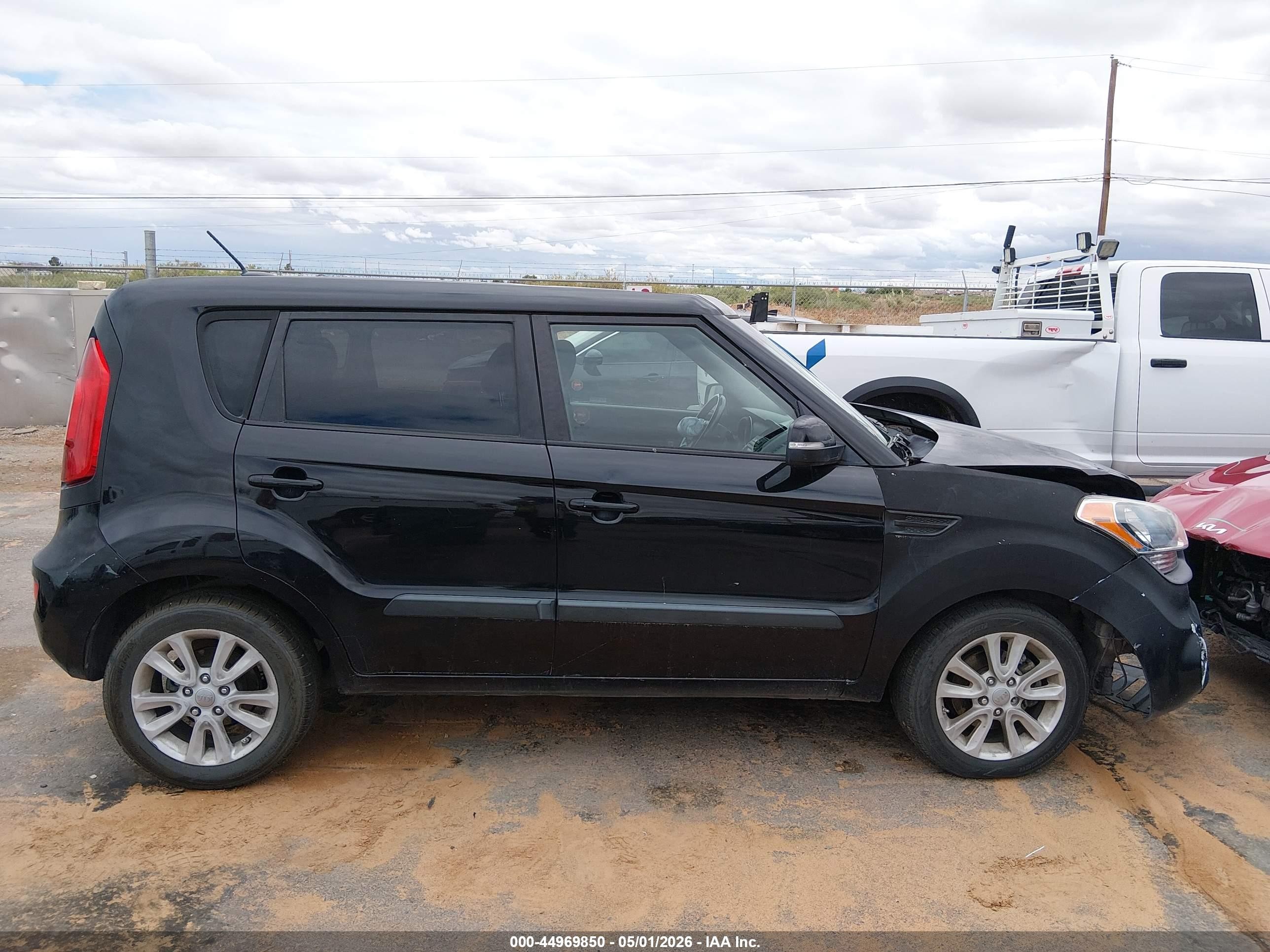 2013 Kia Soul + Black vin: KNDJT2A67D7583349