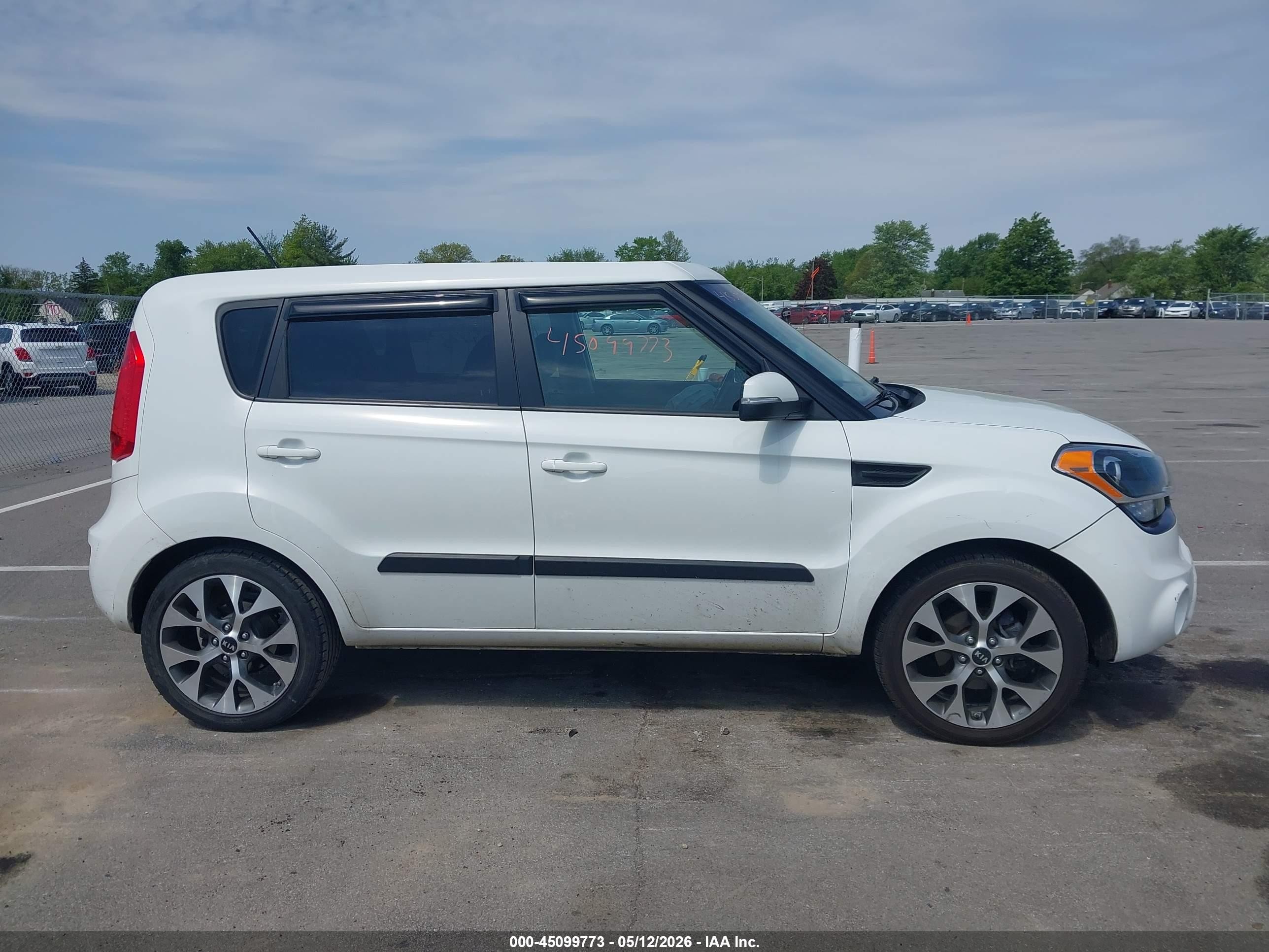 2013 Kia Soul ! White vin: KNDJT2A67D7583612