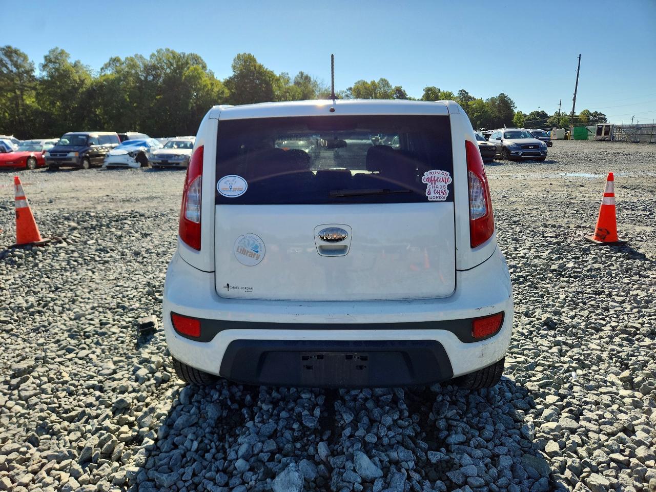 2013 Kia Soul + White vin: KNDJT2A67D7587403