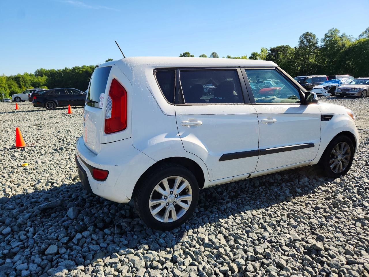 2013 Kia Soul + White vin: KNDJT2A67D7587403
