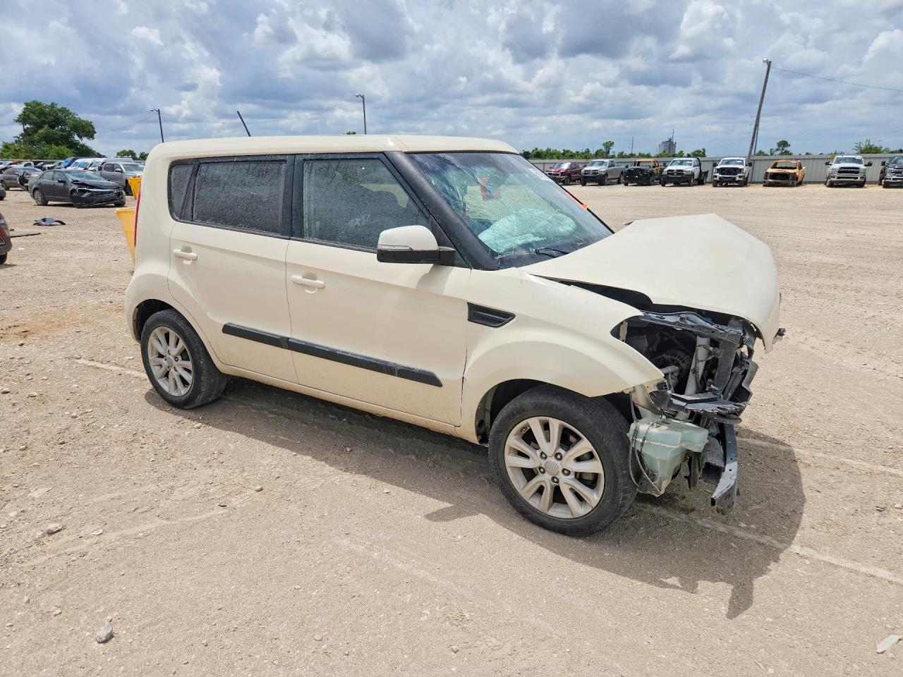 2013 Kia Soul + Бежевый vin: KNDJT2A67D7756397