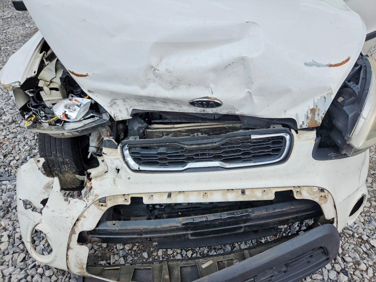 2012 Kia Soul + White vin: KNDJT2A68C7415492
